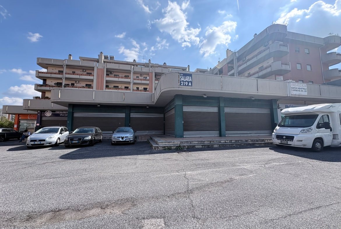 SALARIALOCALE350-Locale commerciale con ampie vetrine e parcheggio privato