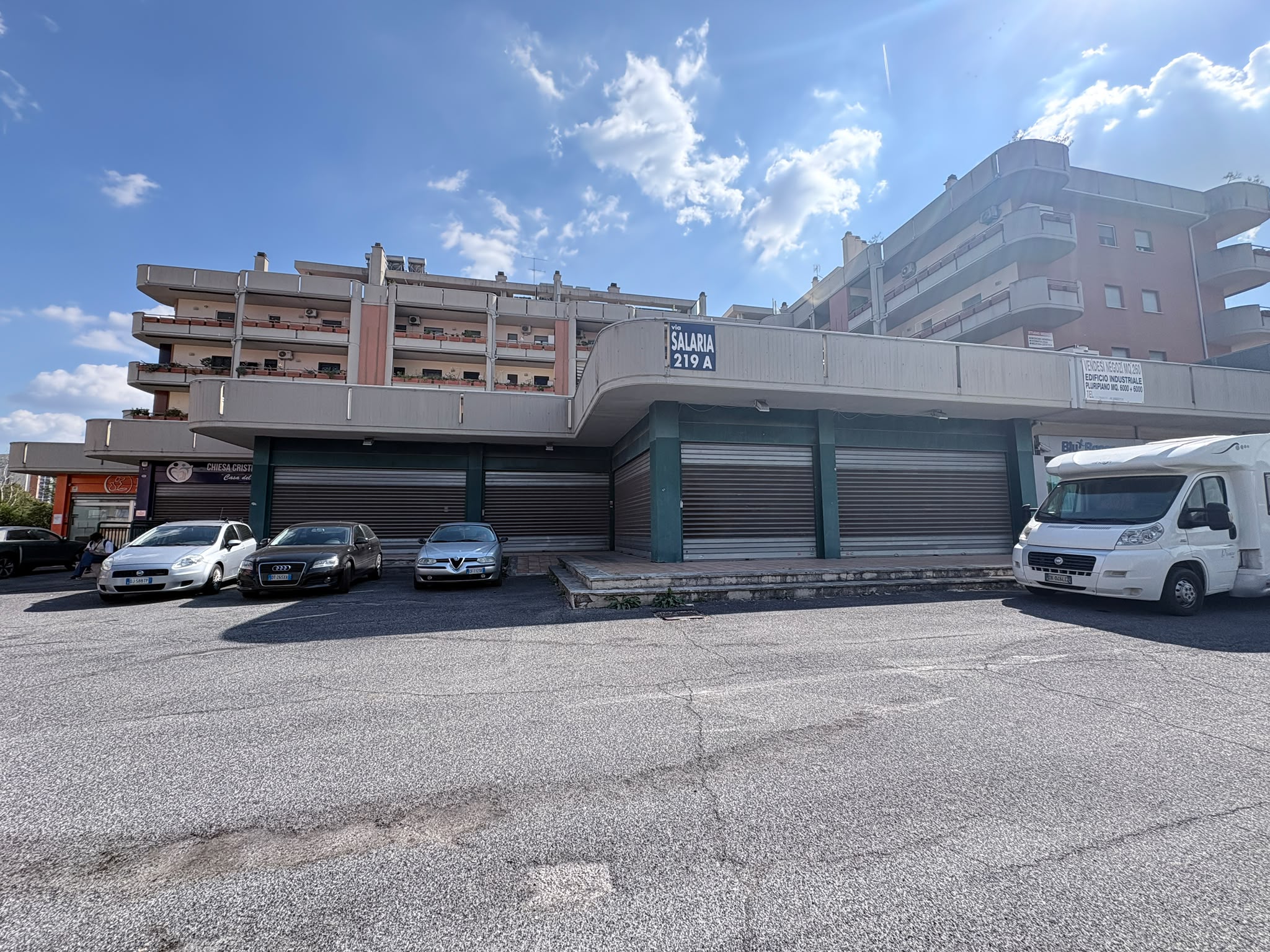 880b00c2-58a3-46f3-acb1-86eea4f86a4d SALARIALOCALE450-Locale commerciale con ampie vetrine e parcheggio privato