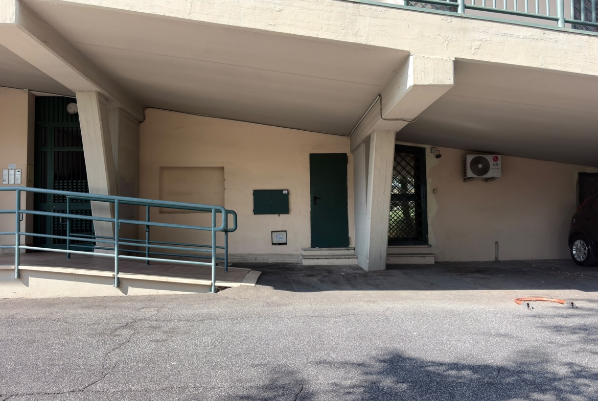 SALARIALOCALE450-Locale commerciale con ampie vetrine e parcheggio privato