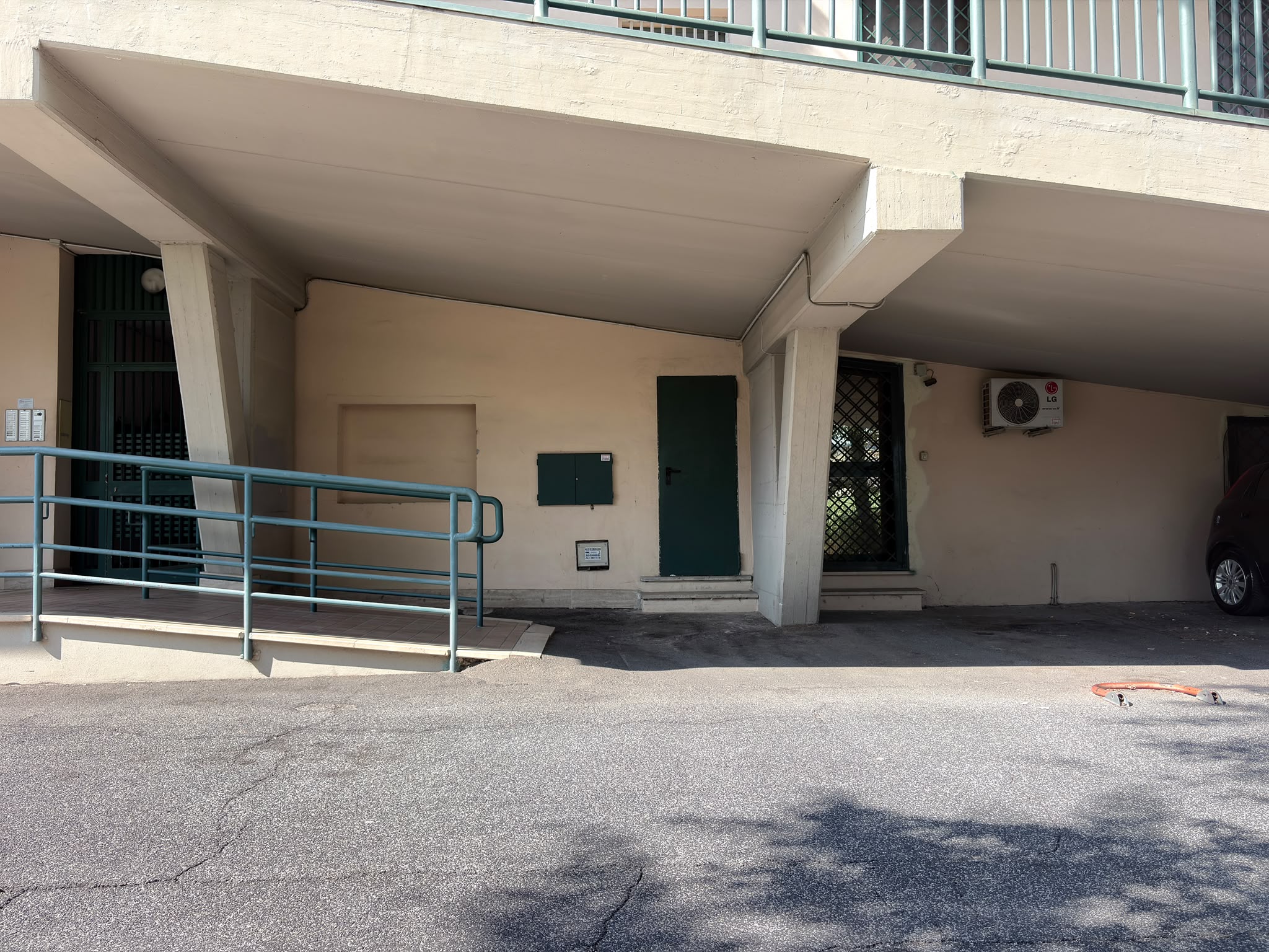 928785b8-b6e6-4c76-8b6c-419cf21c341e SALARIALOCALE450-Locale commerciale con ampie vetrine e parcheggio privato