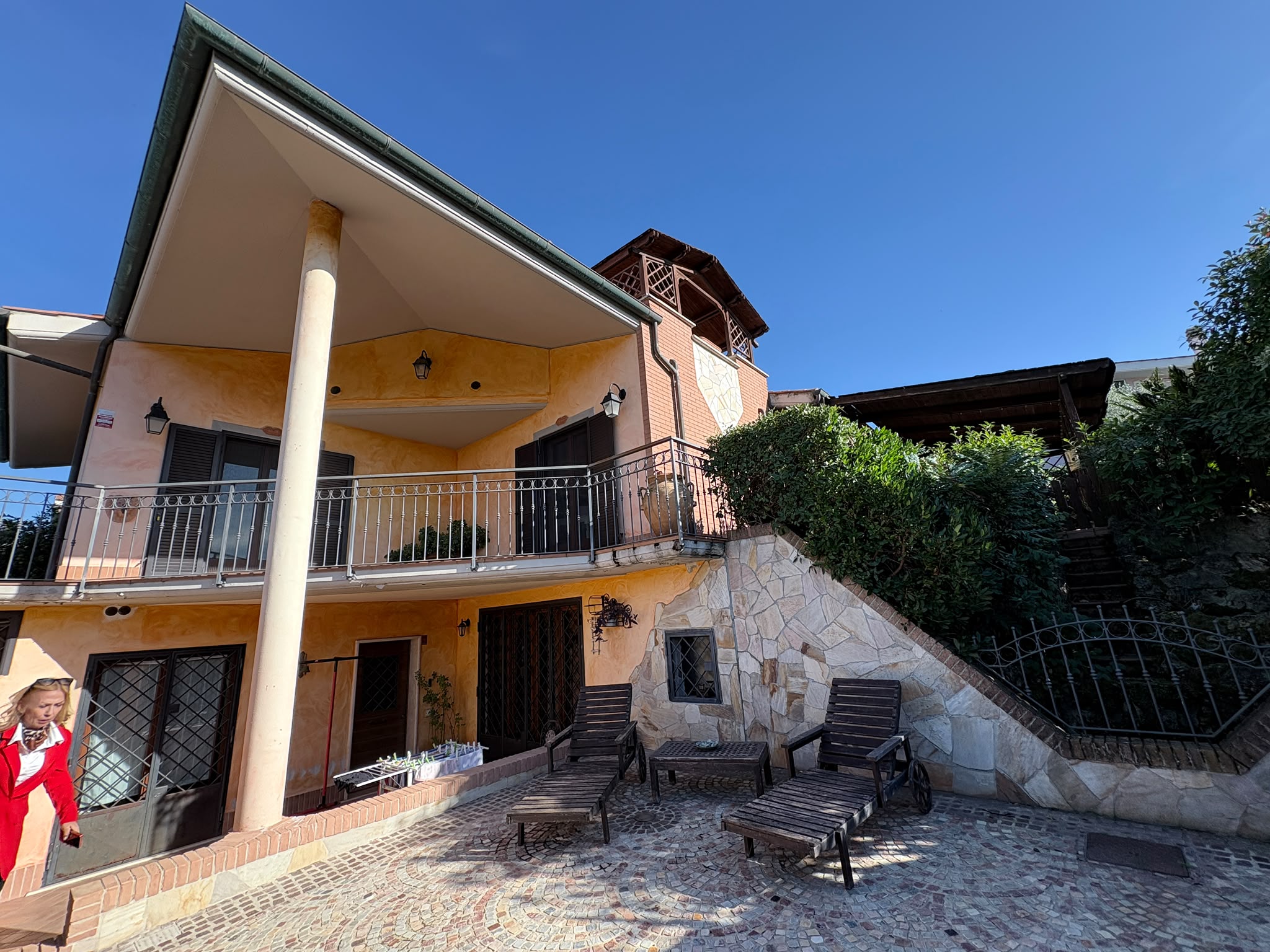 BORMIDA529-Elegante Villa unifamiliare-indipendente-signorile-3 livelli-giardino-portici