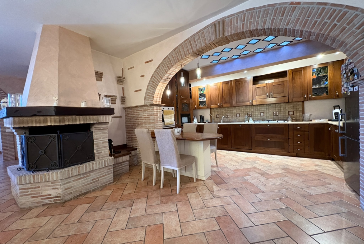BORMIDA529-Elegante Villa unifamiliare-indipendente-signorile-3 livelli-giardino-portici