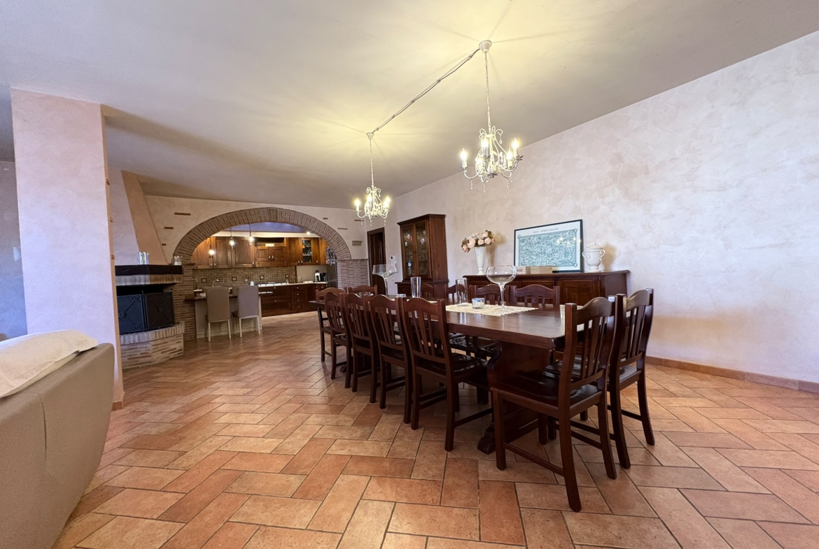 BORMIDA529-Elegante Villa unifamiliare-indipendente-signorile-3 livelli-giardino-portici