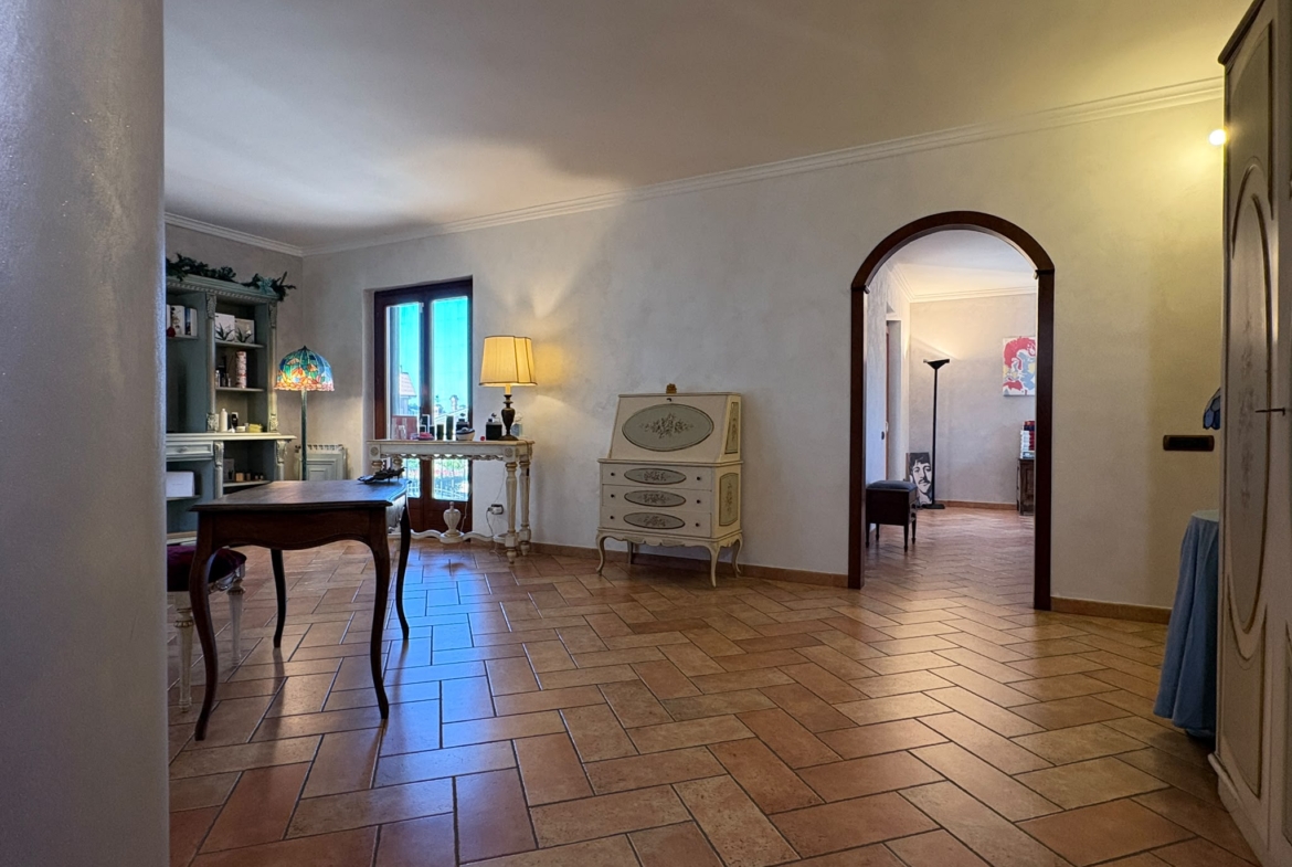 BORMIDA529-Elegante Villa unifamiliare-indipendente-signorile-3 livelli-giardino-portici