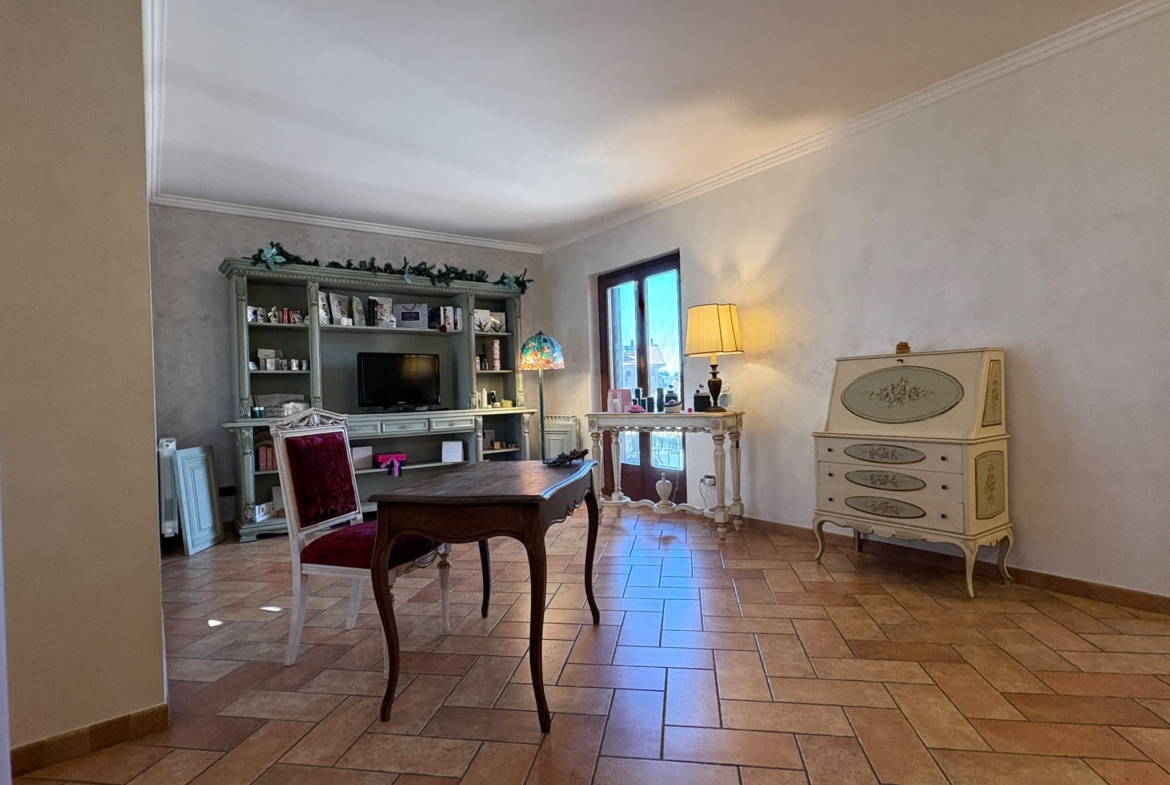 BORMIDA529-Elegante Villa unifamiliare-indipendente-signorile-3 livelli-giardino-portici