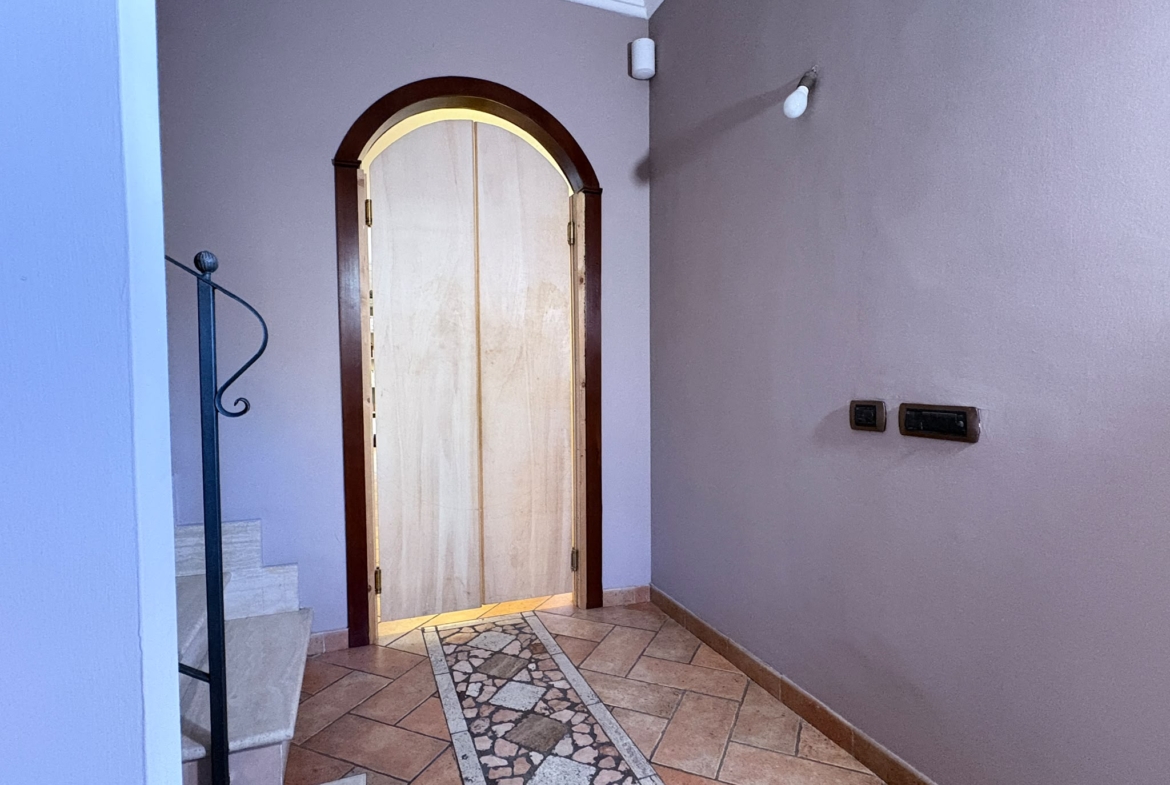 BORMIDA529-Elegante Villa unifamiliare-indipendente-signorile-3 livelli-giardino-portici