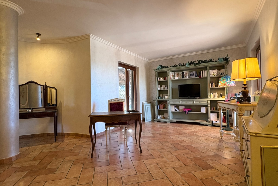 BORMIDA529-Elegante Villa unifamiliare-indipendente-signorile-3 livelli-giardino-portici