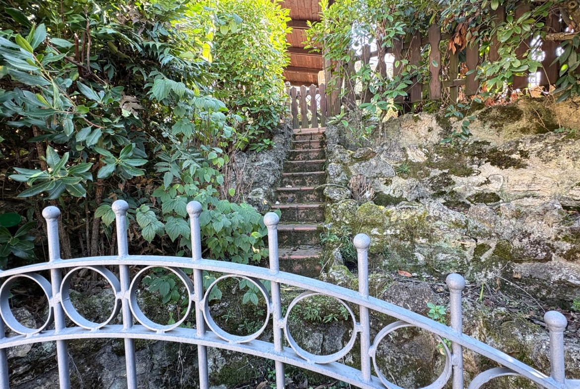 BORMIDA529-Elegante Villa unifamiliare-indipendente-signorile-3 livelli-giardino-portici