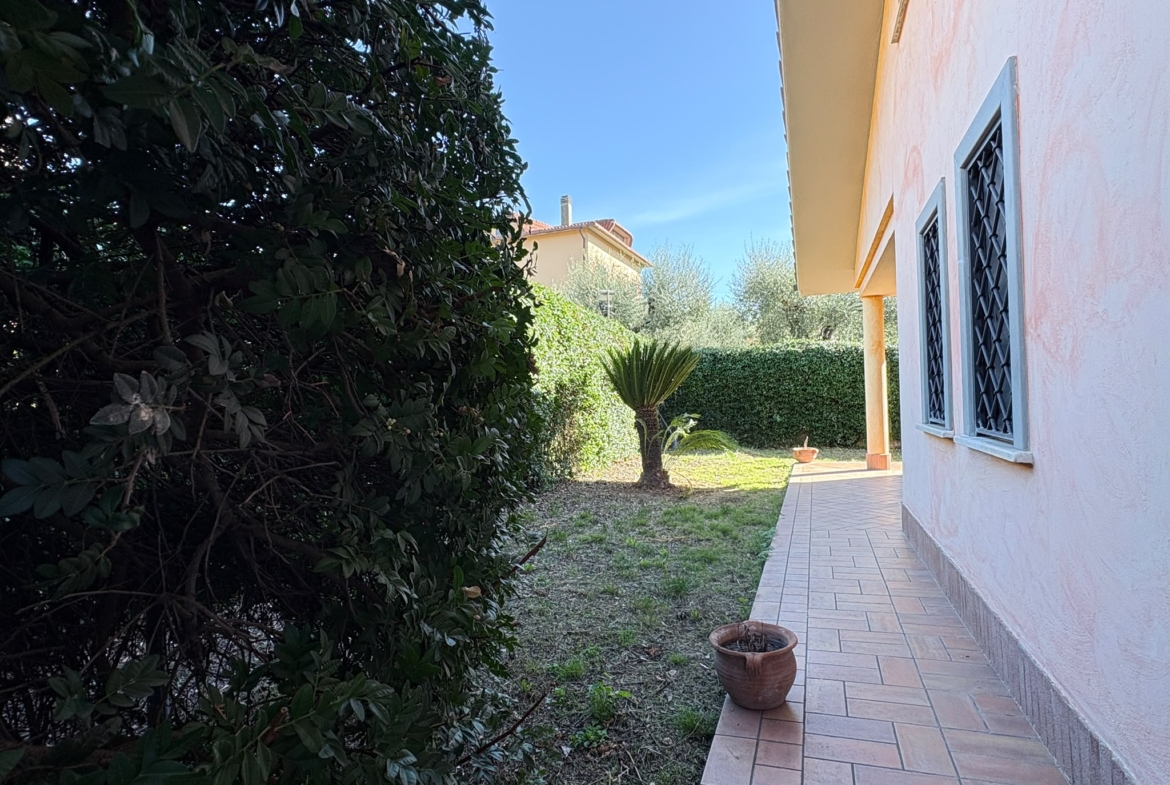 BORMIDA529-Elegante Villa unifamiliare-indipendente-signorile-3 livelli-giardino-portici