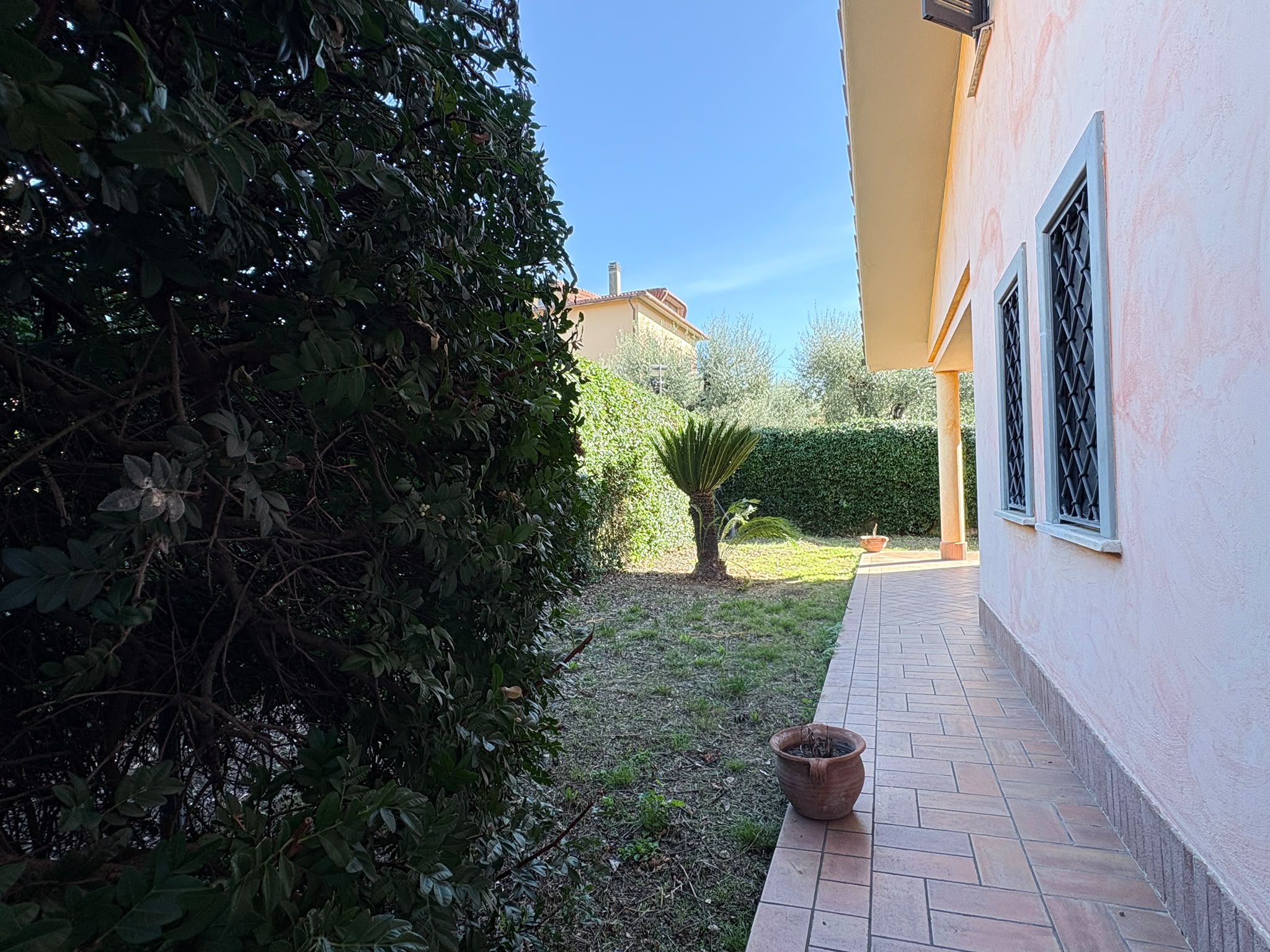 BORMIDA529-Elegante Villa unifamiliare-indipendente-signorile-3 livelli-giardino-portici