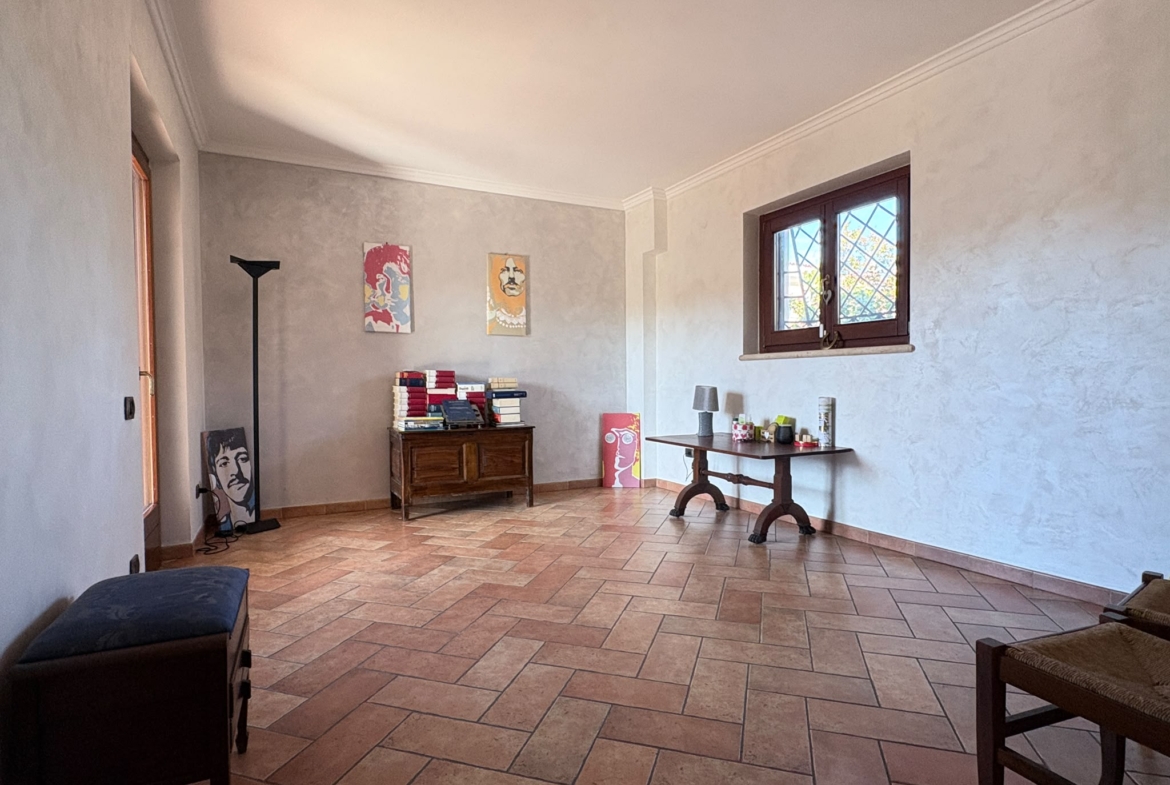BORMIDA529-Elegante Villa unifamiliare-indipendente-signorile-3 livelli-giardino-portici