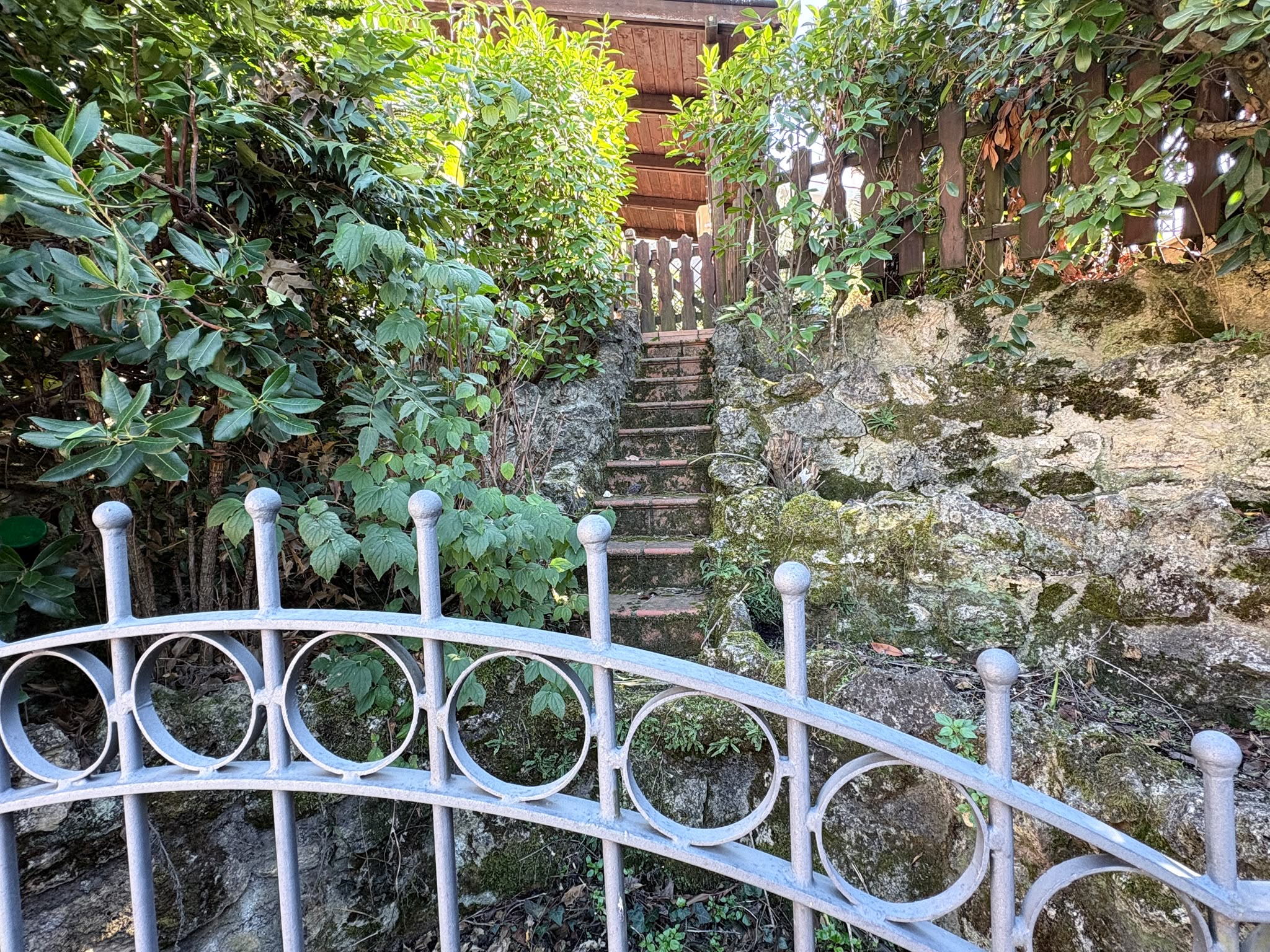 BORMIDA529-Elegante Villa unifamiliare-indipendente-signorile-3 livelli-giardino-portici