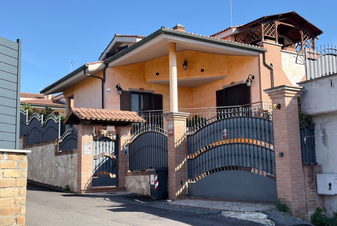 BORMIDA529-Elegante Villa unifamiliare-indipendente-signorile-3 livelli-giardino-portici