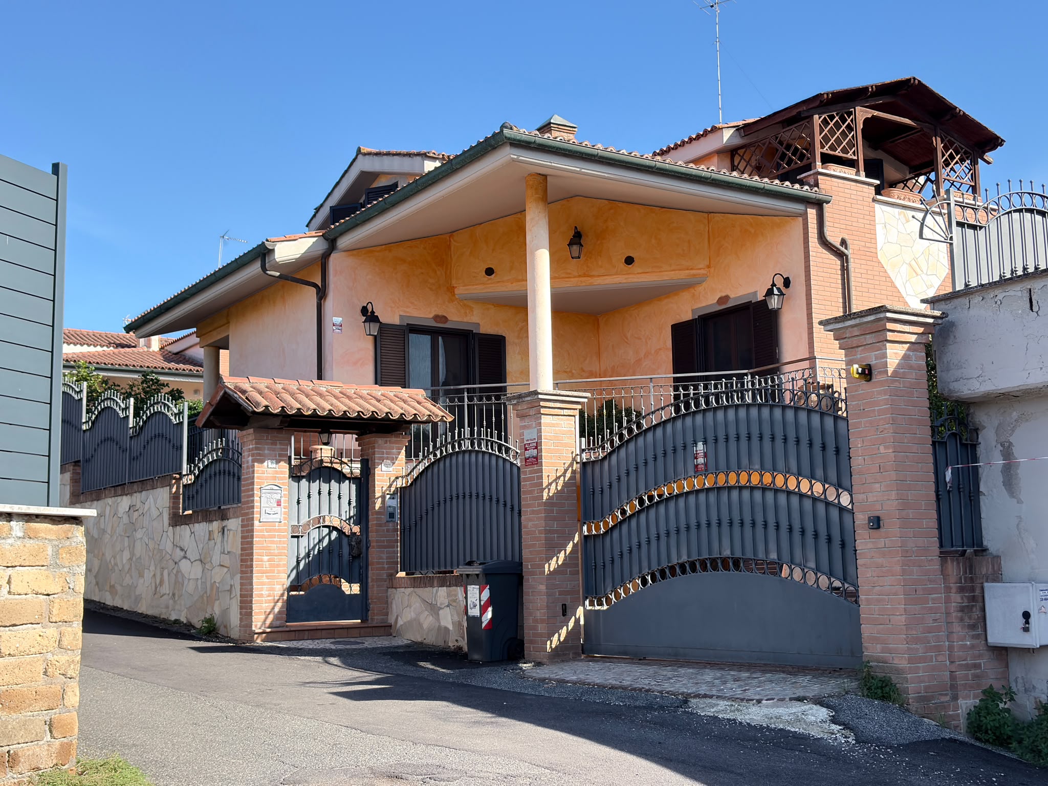 BORMIDA529-Elegante Villa unifamiliare-indipendente-signorile-3 livelli-giardino-portici