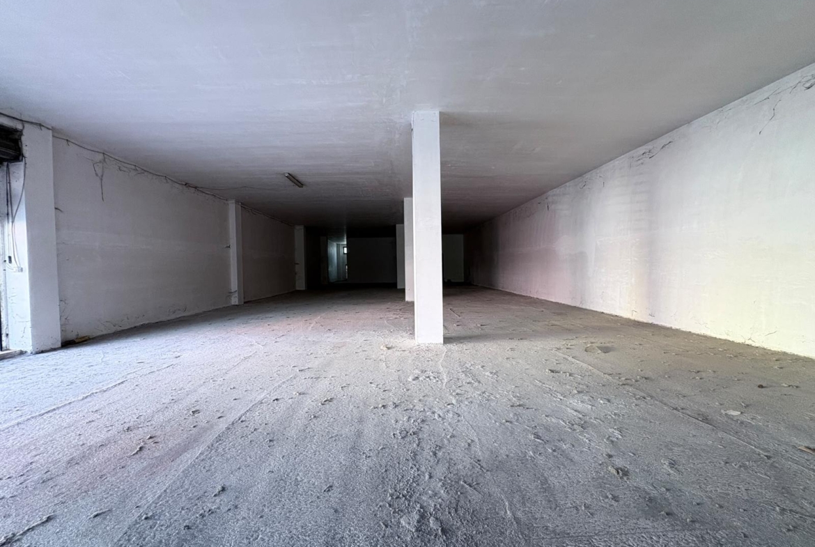 SALARIALOCALE350-Locale commerciale con ampie vetrine e parcheggio privato