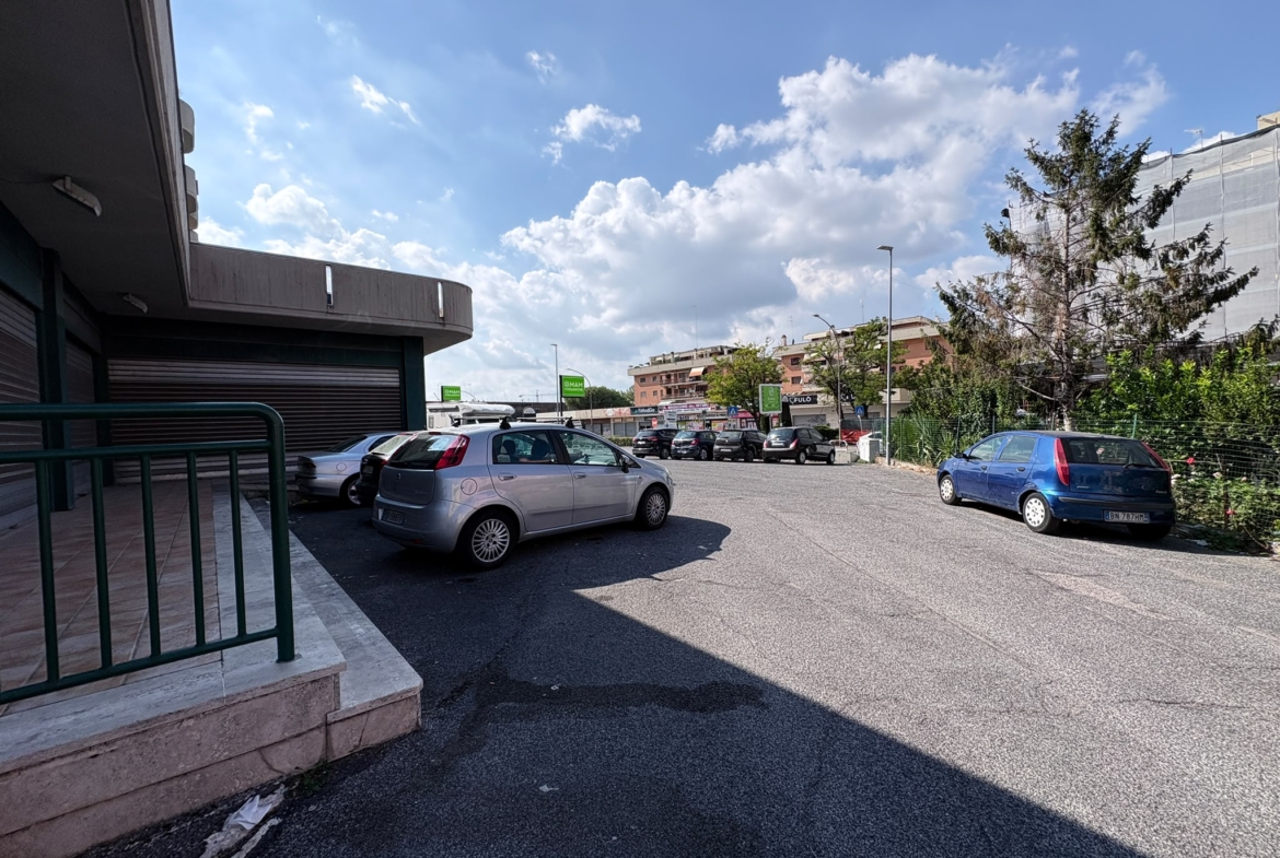 SALARIALOCALE450-Locale commerciale con ampie vetrine e parcheggio privato