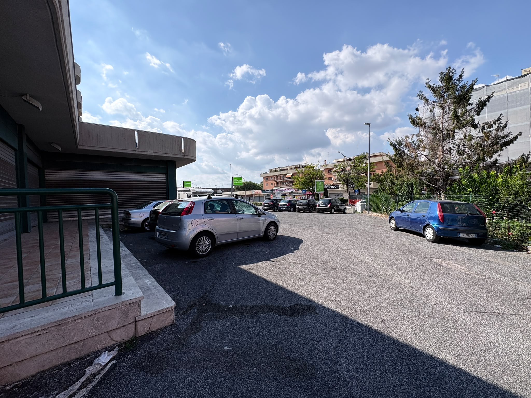 ab285a5c-2ee3-48b3-a6f8-84ea26c0cbac SALARIALOCALE450-Locale commerciale con ampie vetrine e parcheggio privato
