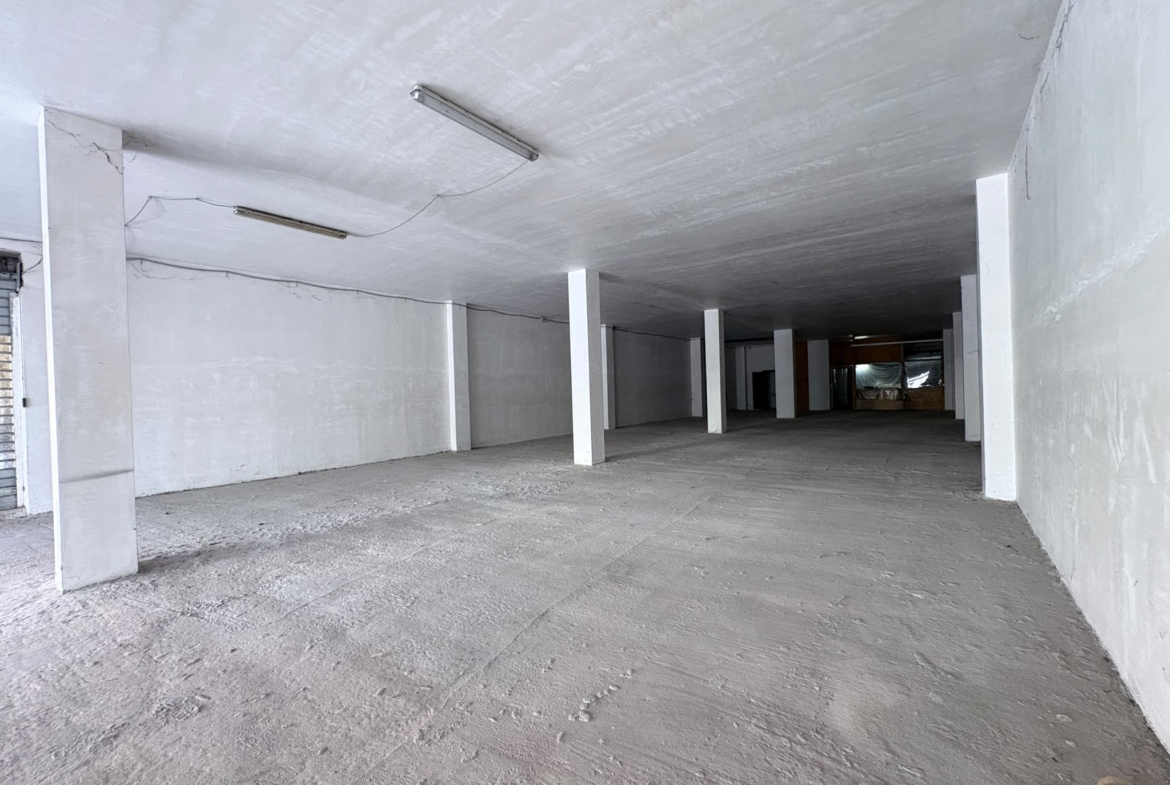 SALARIALOCALE450-Locale commerciale con ampie vetrine e parcheggio privato