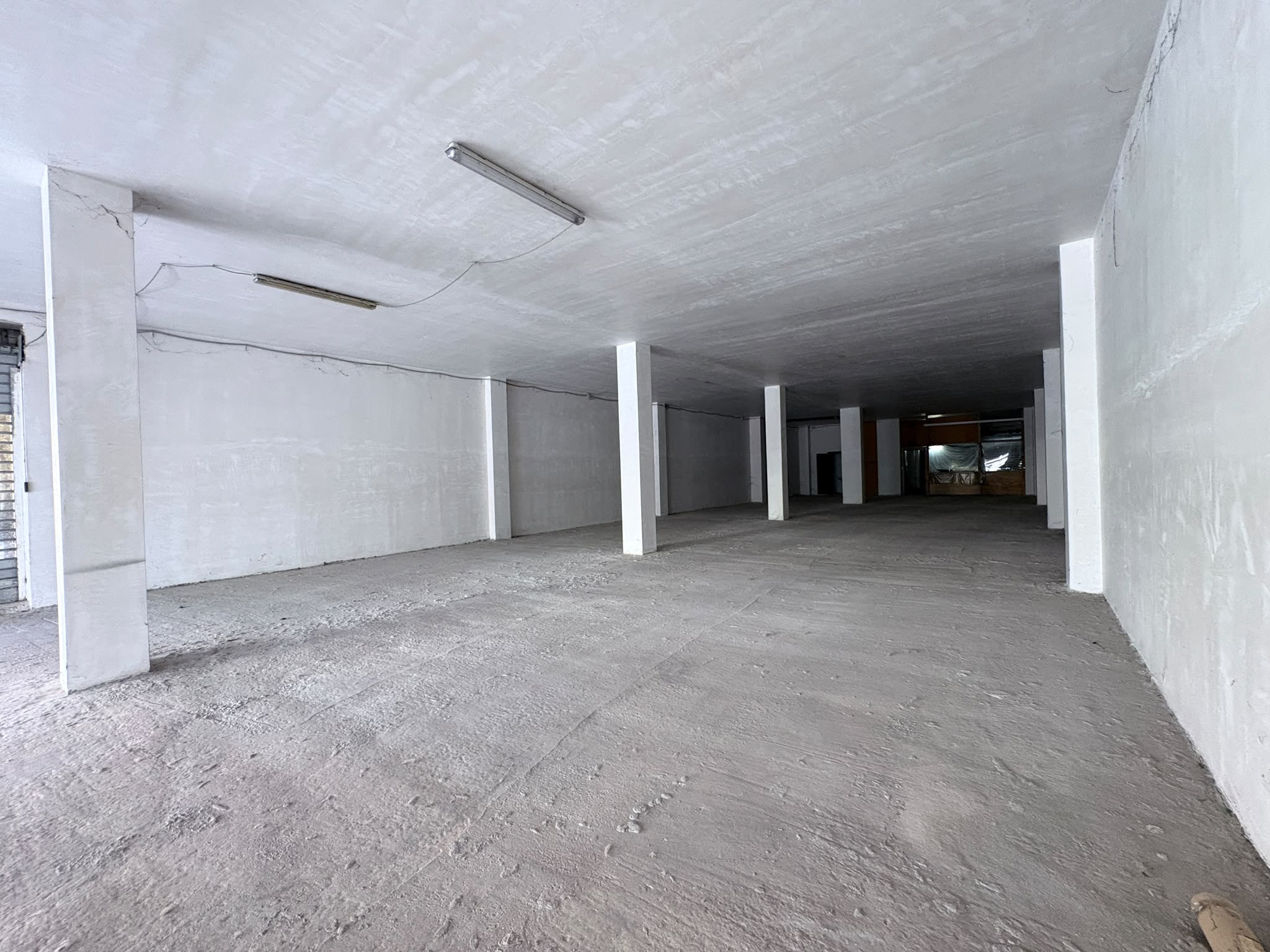aded4349-eb1a-431b-befd-a50250135c80 SALARIALOCALE450-Locale commerciale con ampie vetrine e parcheggio privato