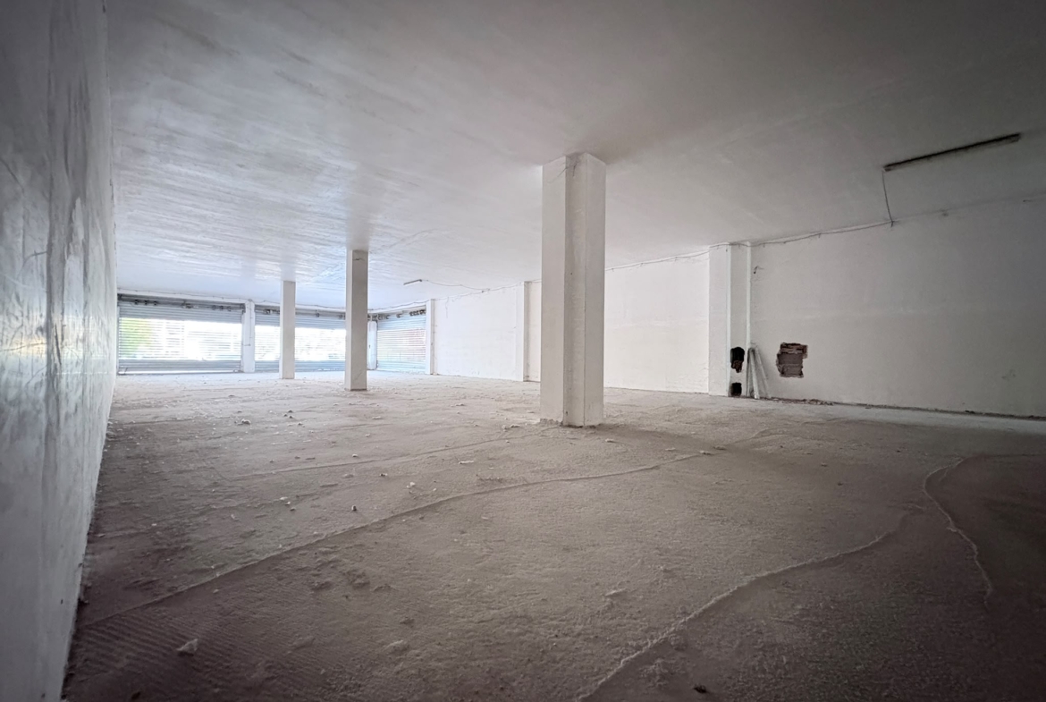 SALARIALOCALE450-Locale commerciale con ampie vetrine e parcheggio privato