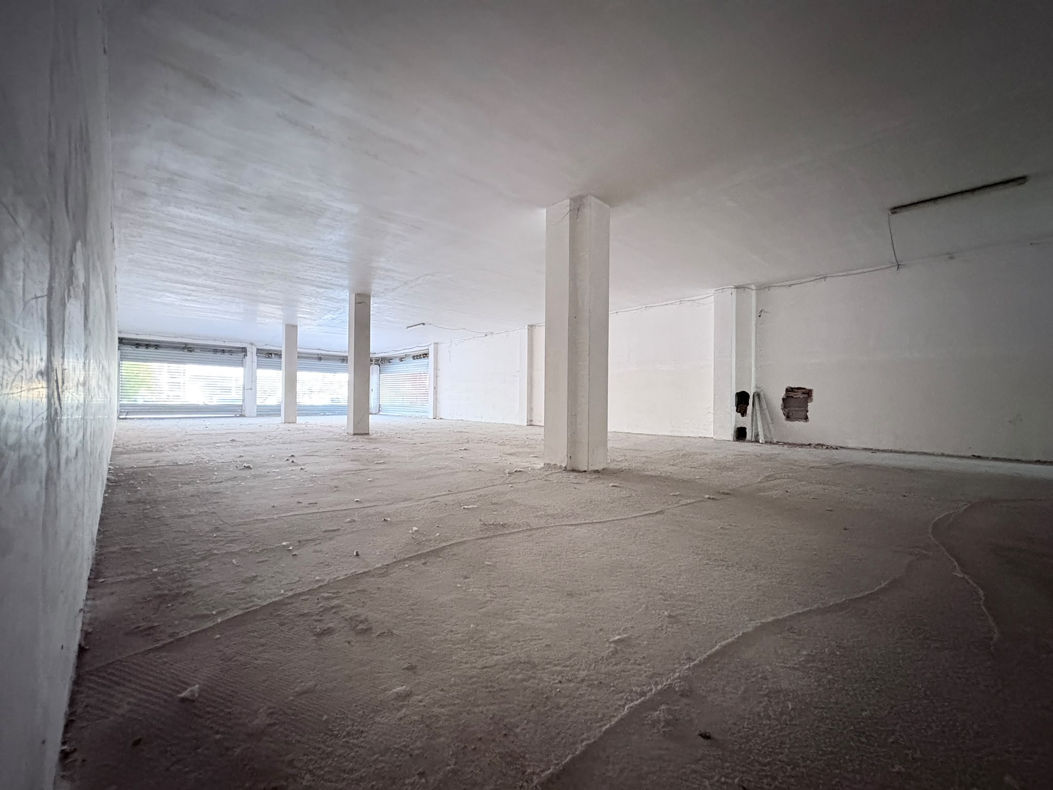 afa78fcf-7720-4d27-a4eb-13bed0a2df19 SALARIALOCALE450-Locale commerciale con ampie vetrine e parcheggio privato