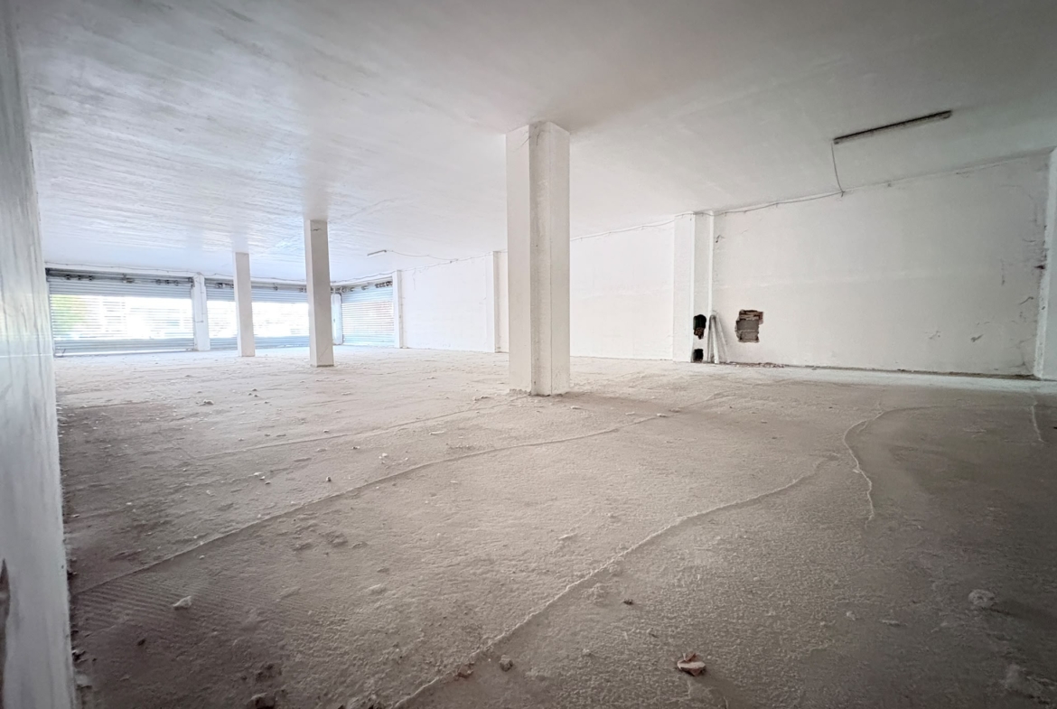 SALARIALOCALE450-Locale commerciale con ampie vetrine e parcheggio privato
