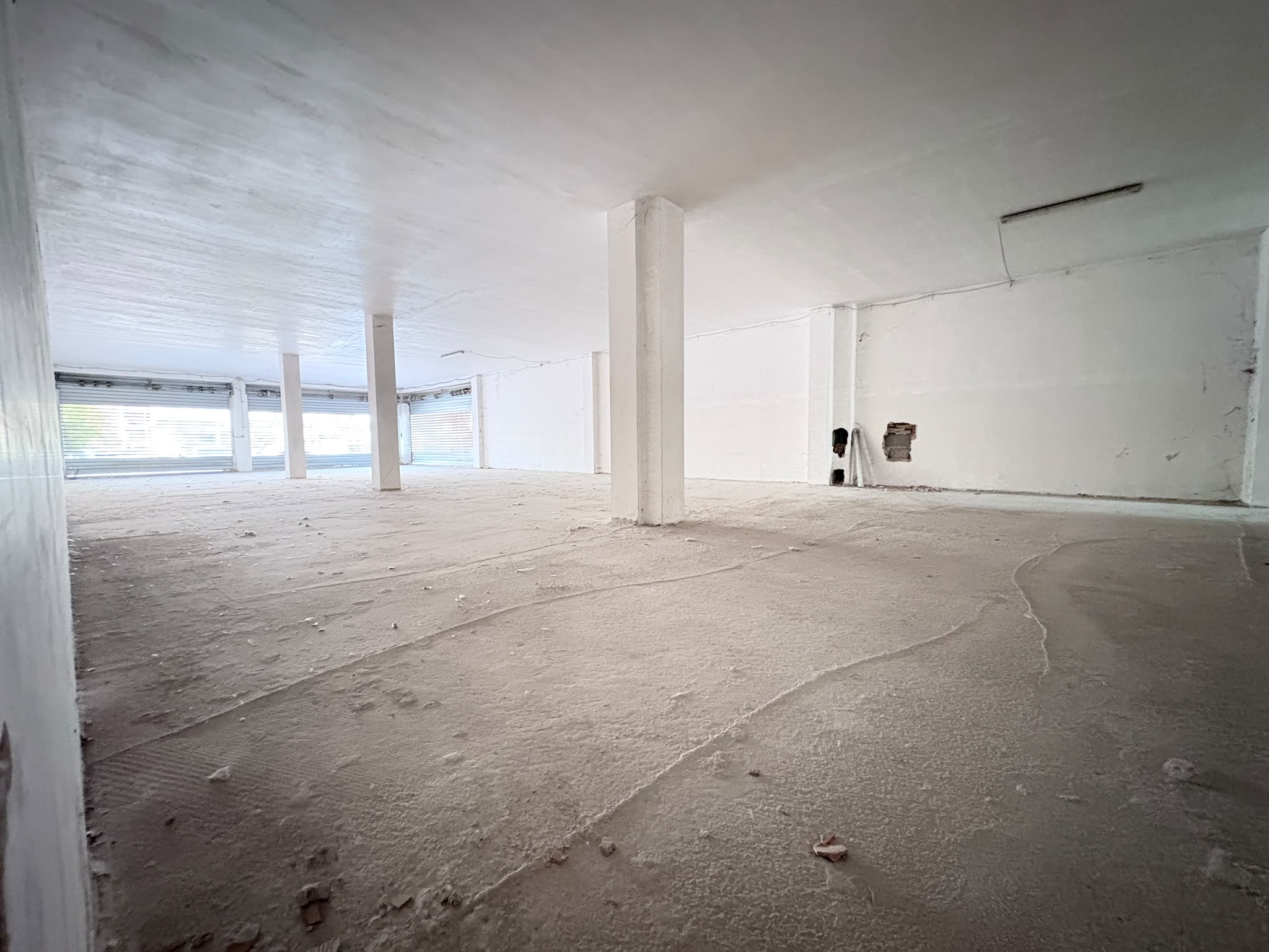 b4d08381-e7b4-4723-8330-e8ee4206887d SALARIALOCALE450-Locale commerciale con ampie vetrine e parcheggio privato