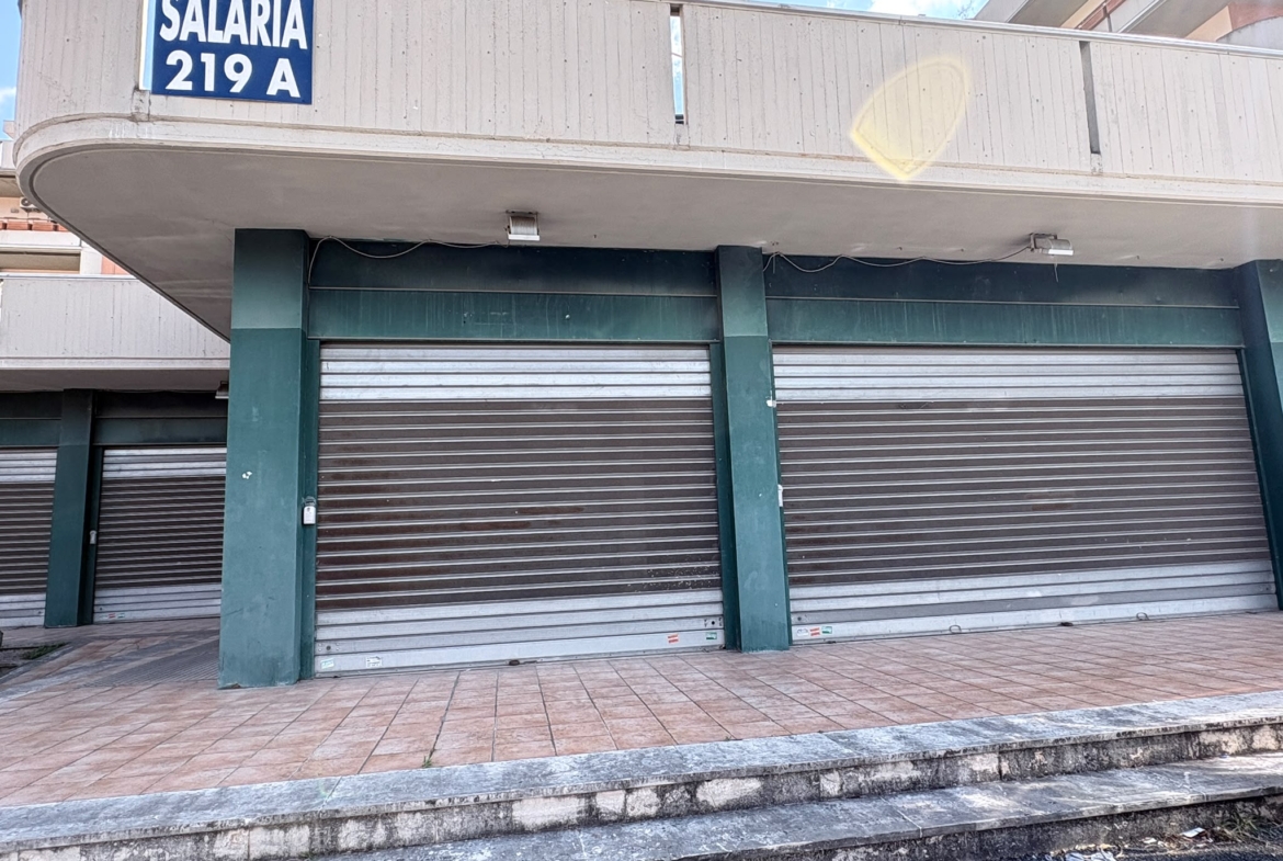SALARIALOCALE450-Locale commerciale con ampie vetrine e parcheggio privato