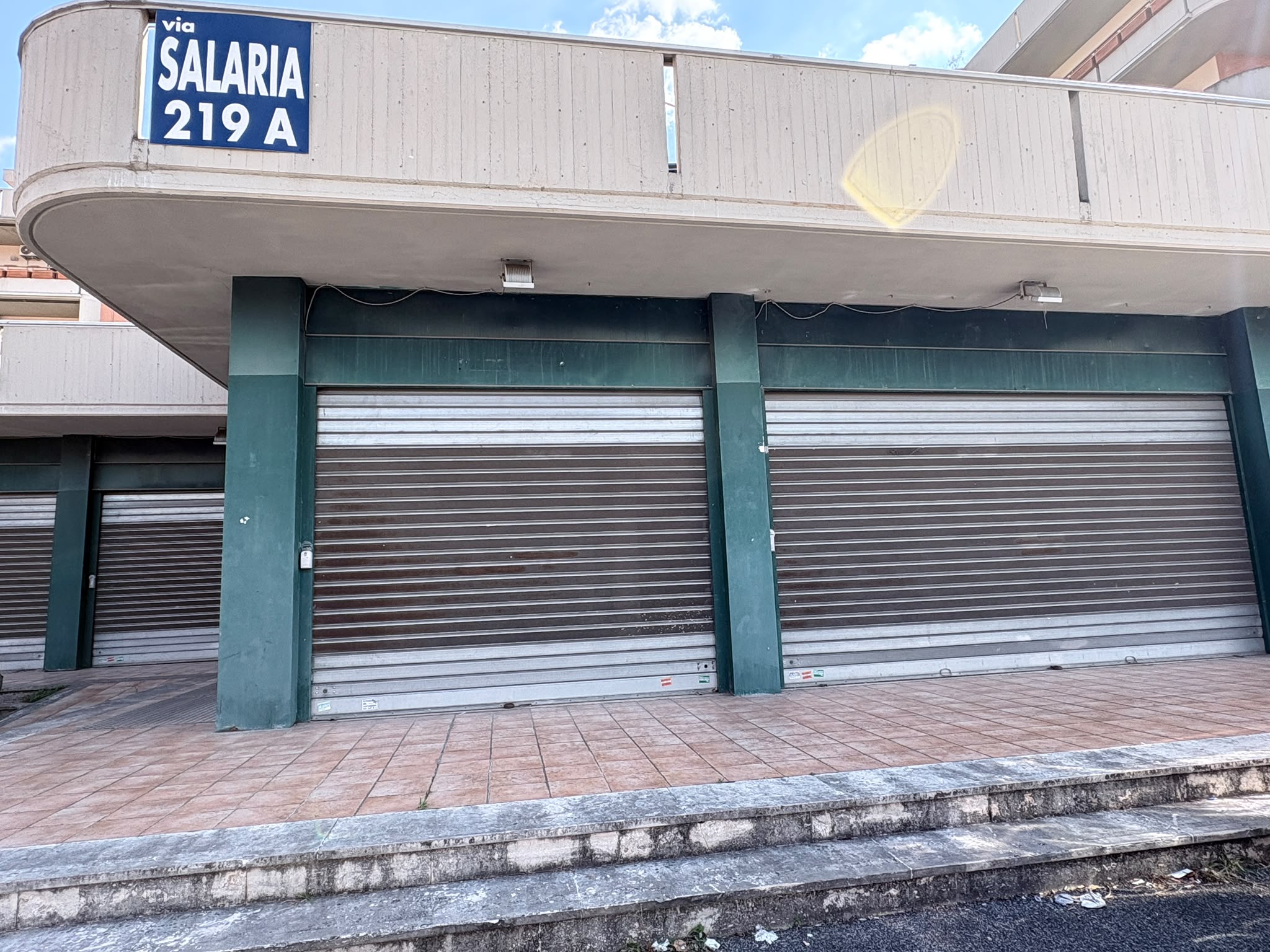 bd48cefe-a3d4-41f9-8605-3609363f50dc SALARIALOCALE450-Locale commerciale con ampie vetrine e parcheggio privato