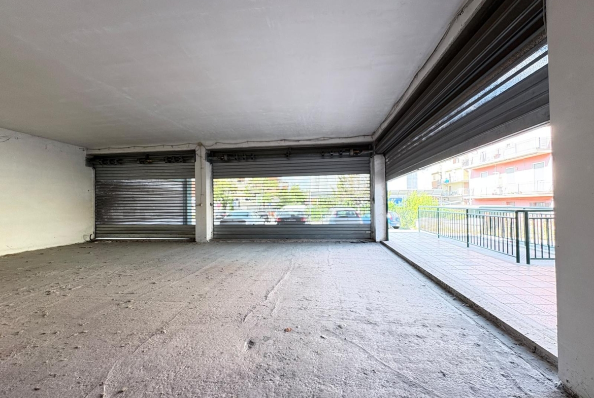 SALARIALOCALE350-Locale commerciale con ampie vetrine e parcheggio privato