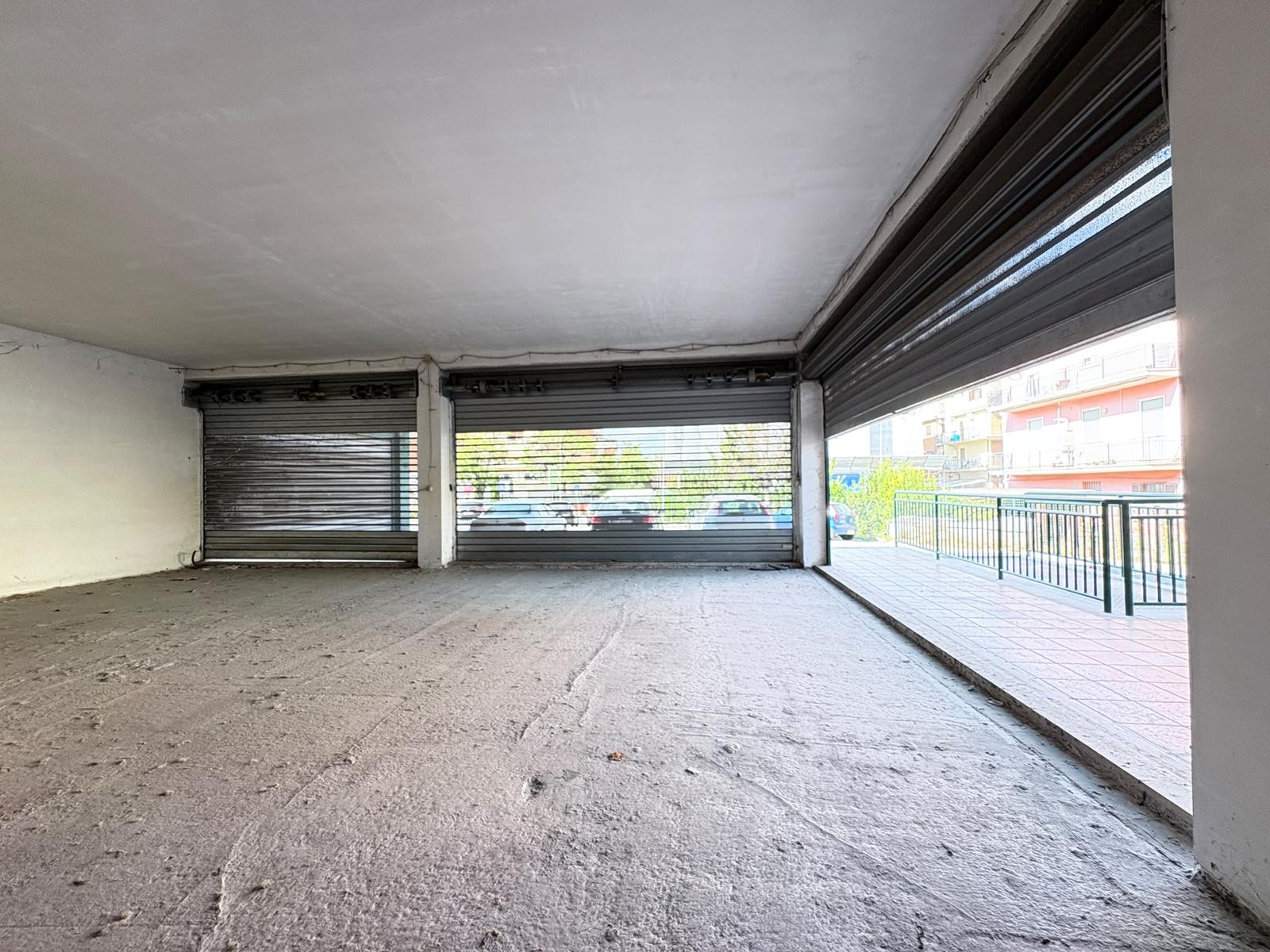 SALARIALOCALE350-Locale commerciale con ampie vetrine e parcheggio privato