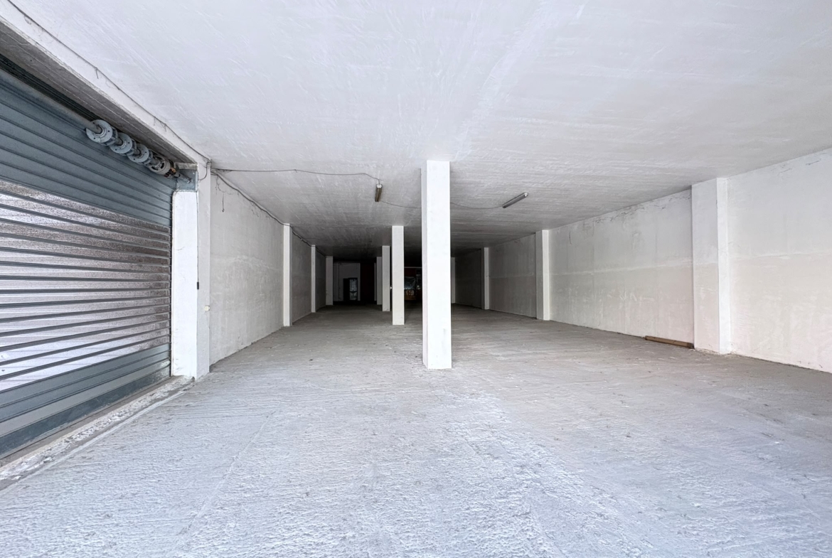 SALARIALOCALE450-Locale commerciale con ampie vetrine e parcheggio privato