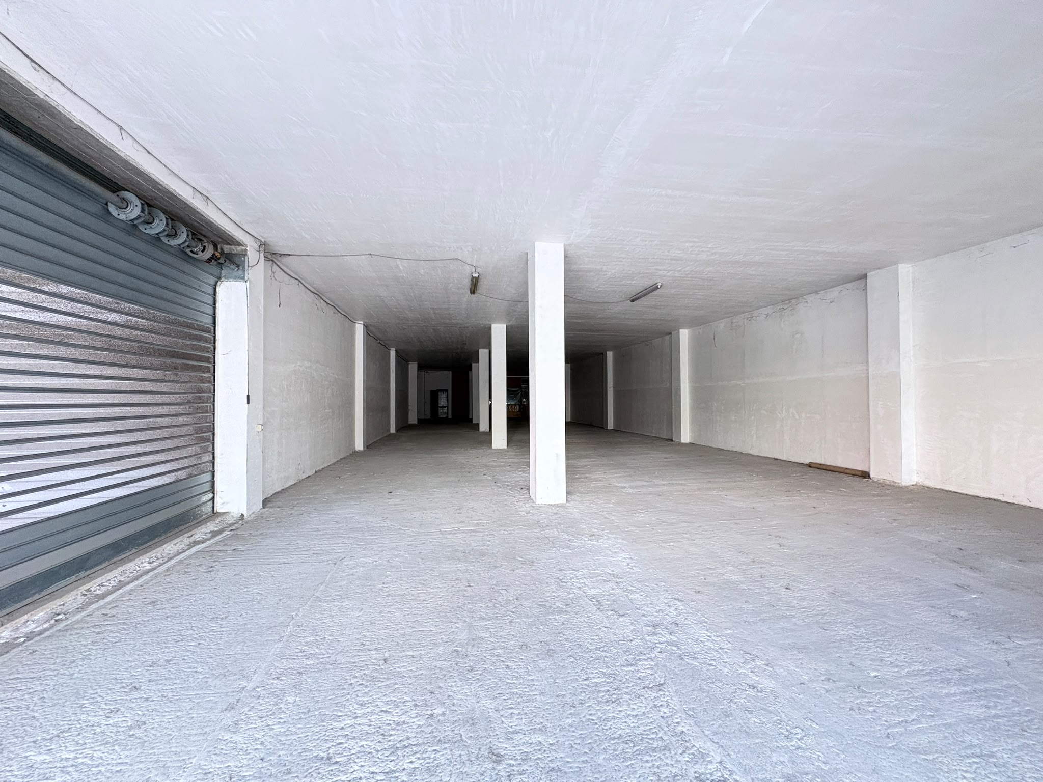 c5eb0359-5e9e-4df9-94f0-f5db1d59a131 SALARIALOCALE450-Locale commerciale con ampie vetrine e parcheggio privato