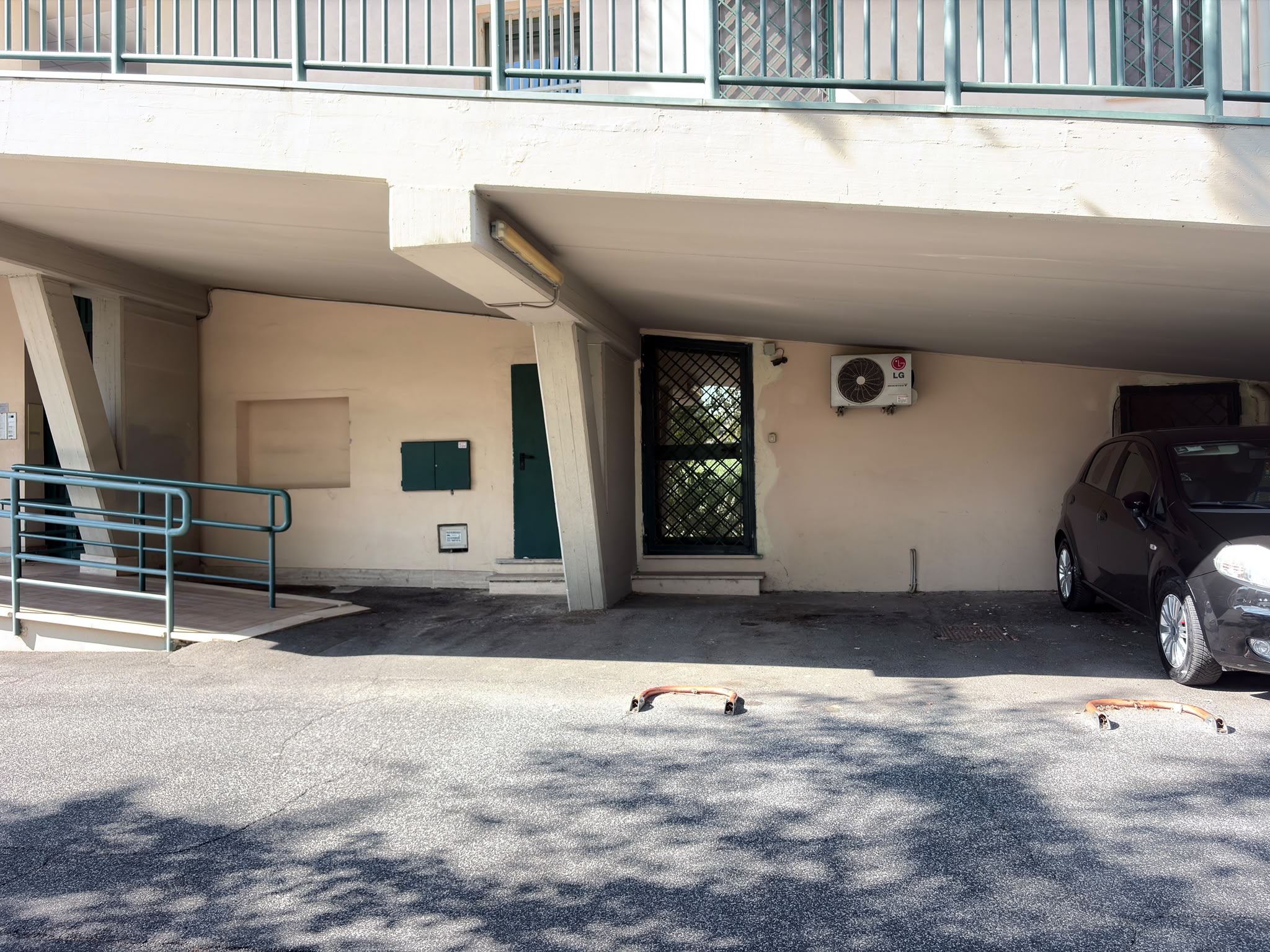 SALARIALOCALE350-Locale commerciale con ampie vetrine e parcheggio privato