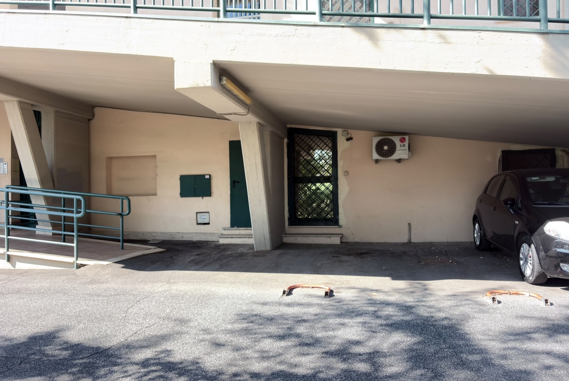 SALARIALOCALE450-Locale commerciale con ampie vetrine e parcheggio privato