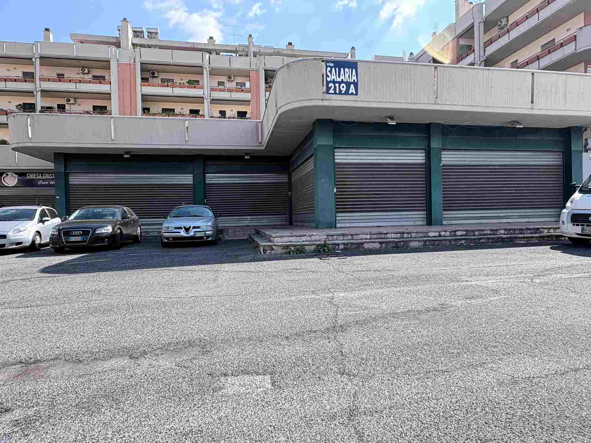 copertina locale ampio Locale Commerciale in Vendita in Via salaria 219 - Monterotondo scalo Oikos Agenzia Immobiliare