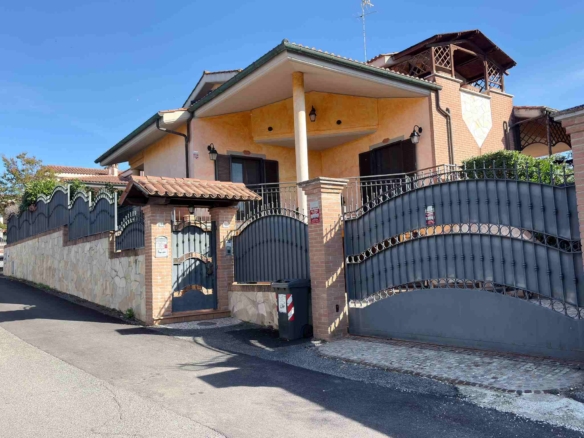 BORMIDA529-Elegante Villa unifamiliare-indipendente-signorile-3 livelli-giardino-portici