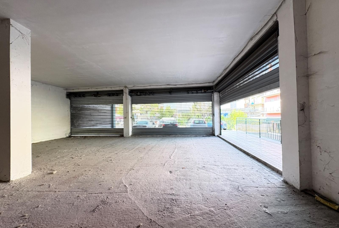 SALARIALOCALE350-Locale commerciale con ampie vetrine e parcheggio privato