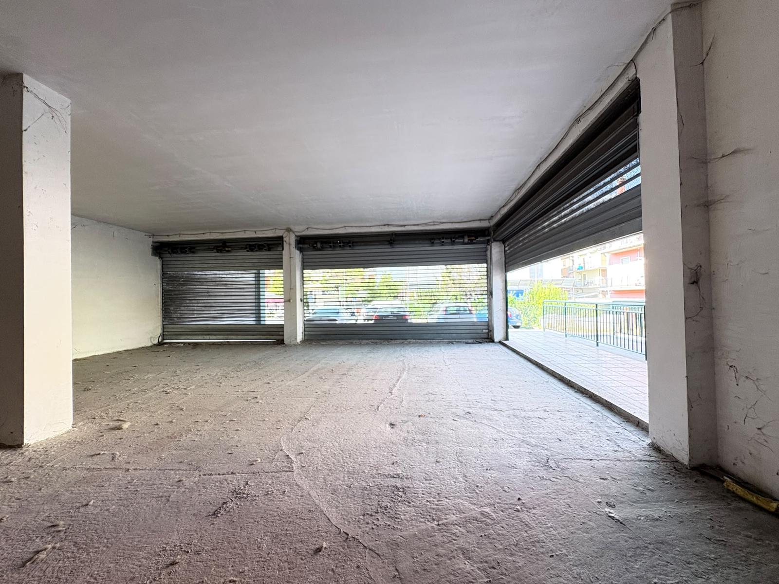 SALARIALOCALE350-Locale commerciale con ampie vetrine e parcheggio privato