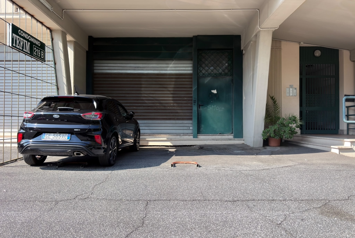 SALARIALOCALE450-Locale commerciale con ampie vetrine e parcheggio privato