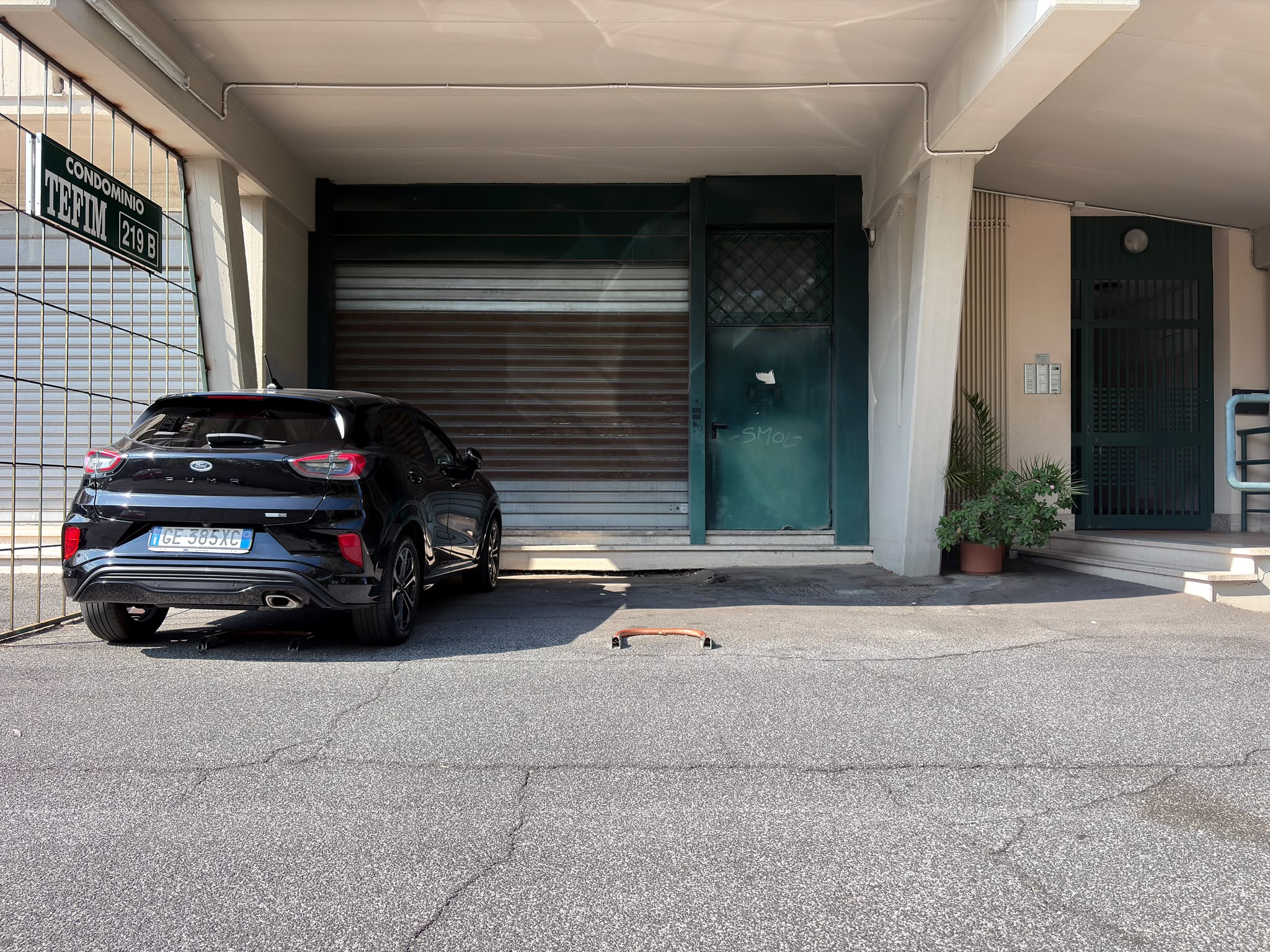 db43888b-b1a8-4953-8abc-b40bcef1ef2f SALARIALOCALE450-Locale commerciale con ampie vetrine e parcheggio privato