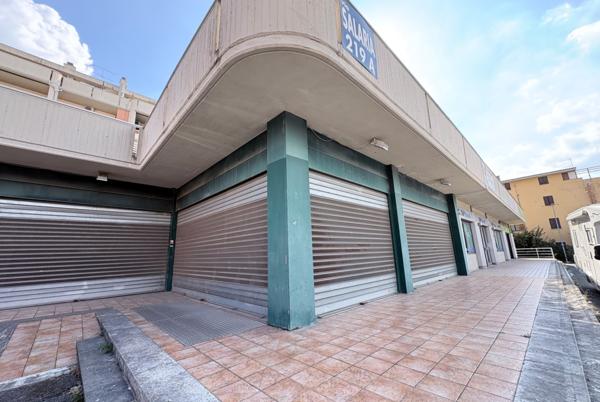 SALARIALOCALE450-Locale commerciale con ampie vetrine e parcheggio privato