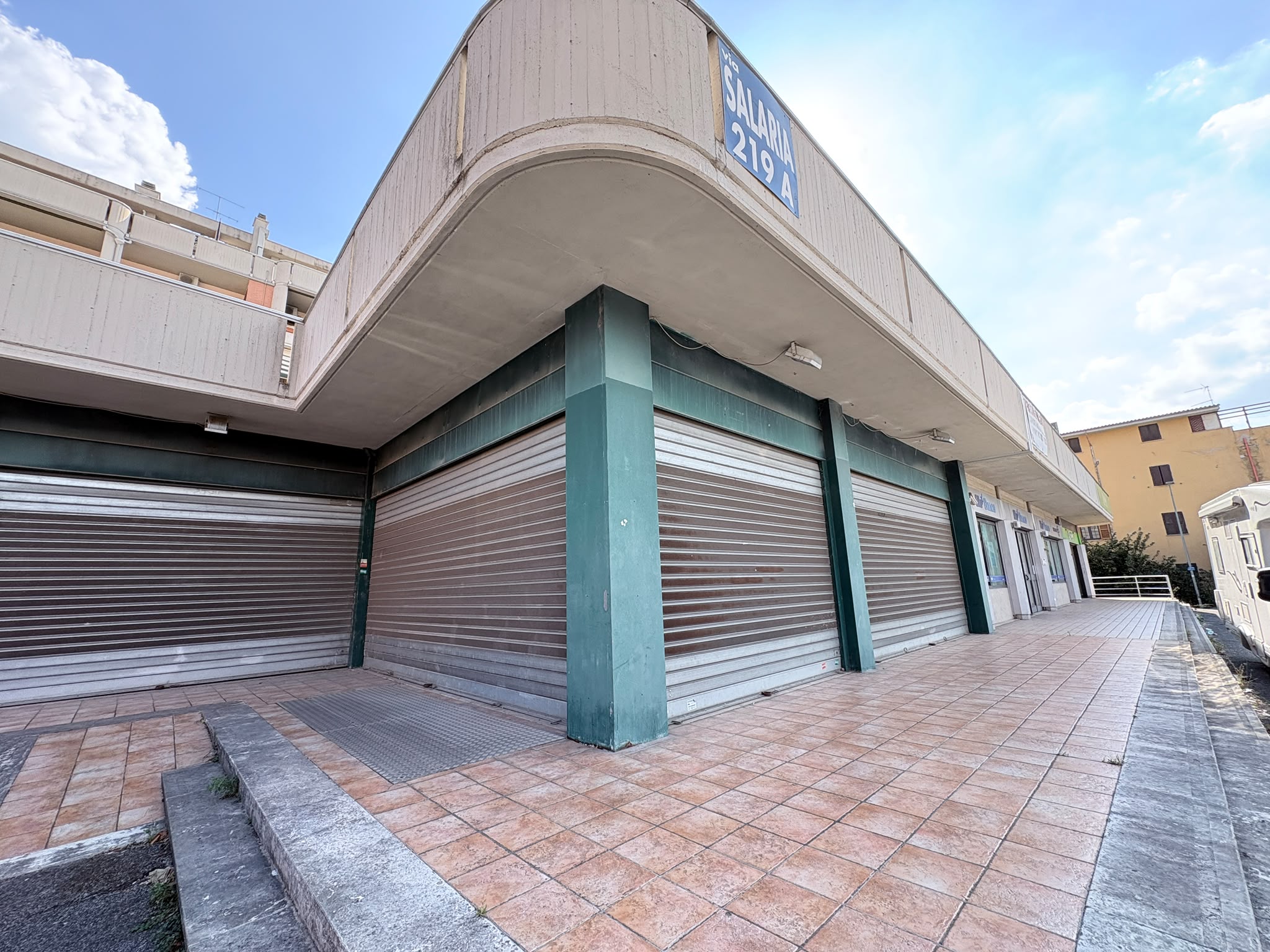 df292420-8dde-4157-bdfc-39d345f01006 SALARIALOCALE450-Locale commerciale con ampie vetrine e parcheggio privato