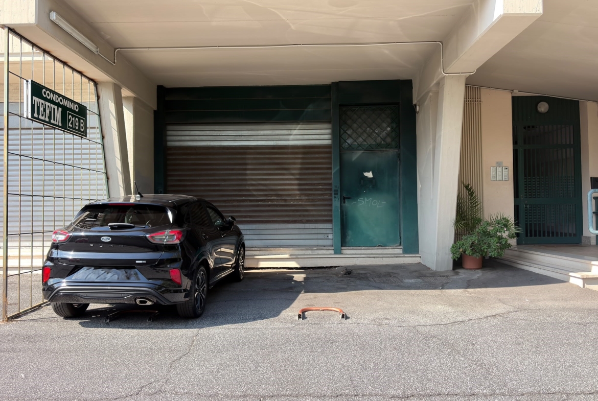 SALARIALOCALE450-Locale commerciale con ampie vetrine e parcheggio privato