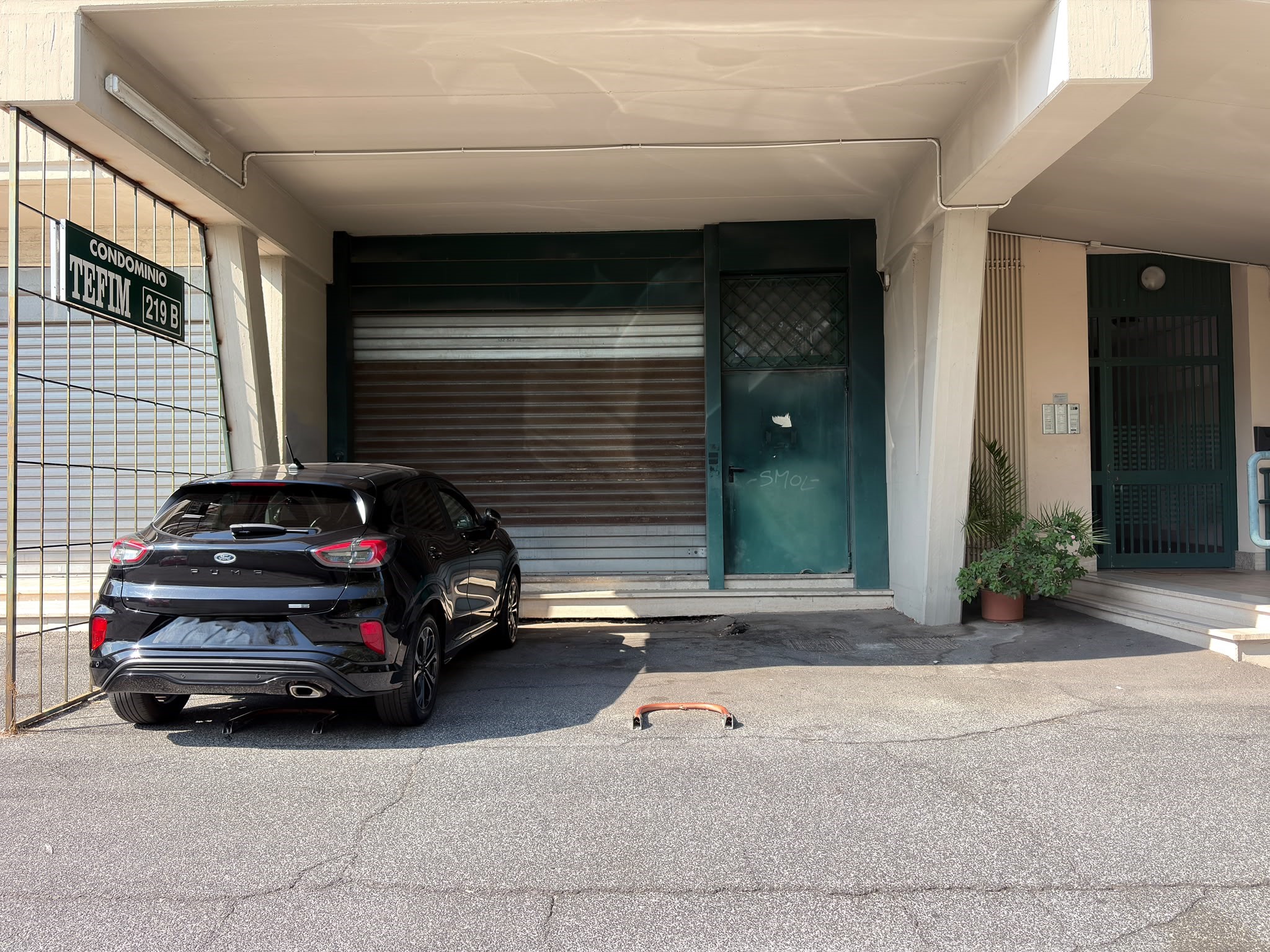 f0be336a-2e1c-484c-946b-5148477a6049 SALARIALOCALE450-Locale commerciale con ampie vetrine e parcheggio privato
