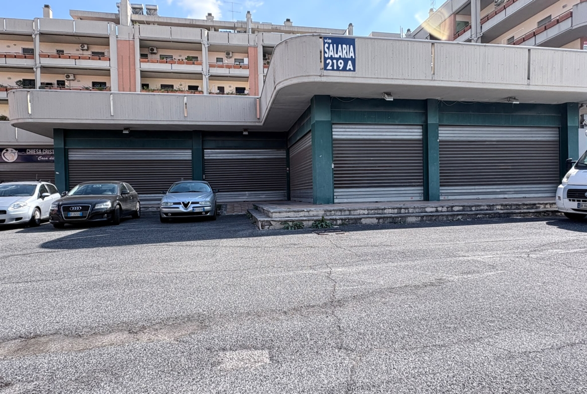 SALARIALOCALE450-Locale commerciale con ampie vetrine e parcheggio privato