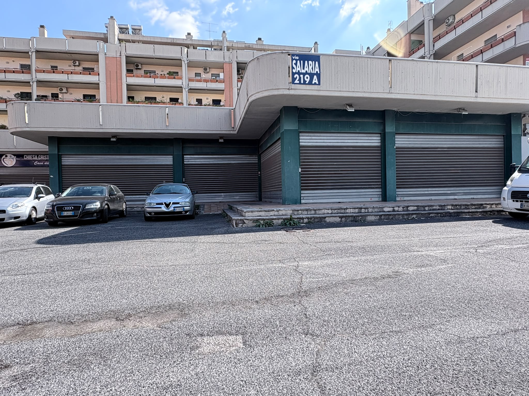 f6c2cb9c-a689-490b-adb6-fa7ef70918b5 SALARIALOCALE450-Locale commerciale con ampie vetrine e parcheggio privato