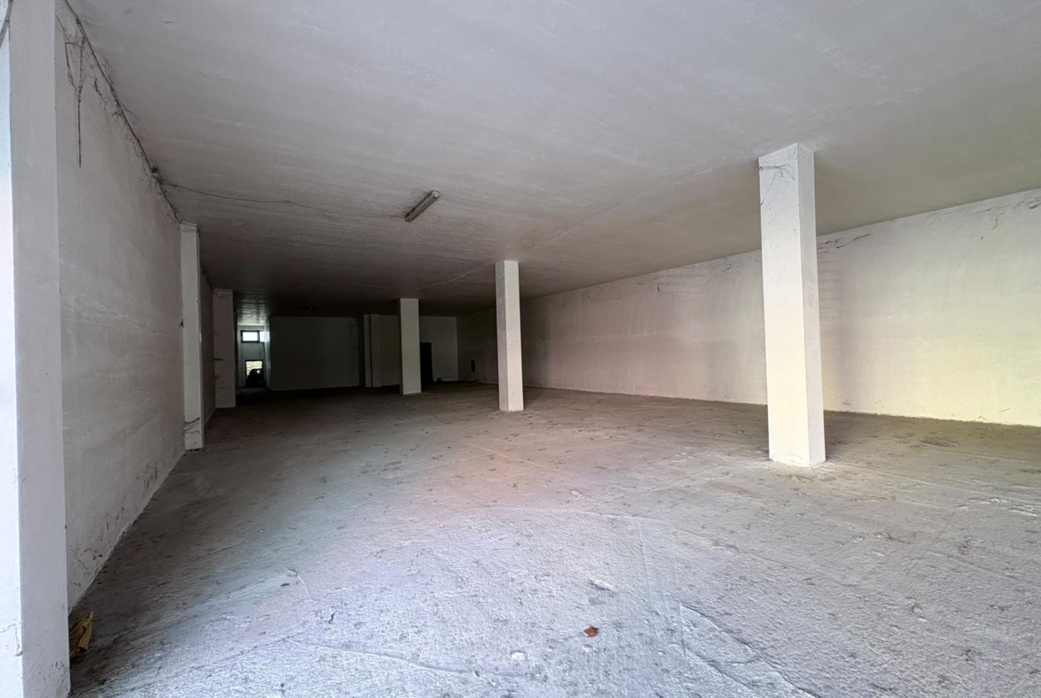 SALARIALOCALE350-Locale commerciale con ampie vetrine e parcheggio privato