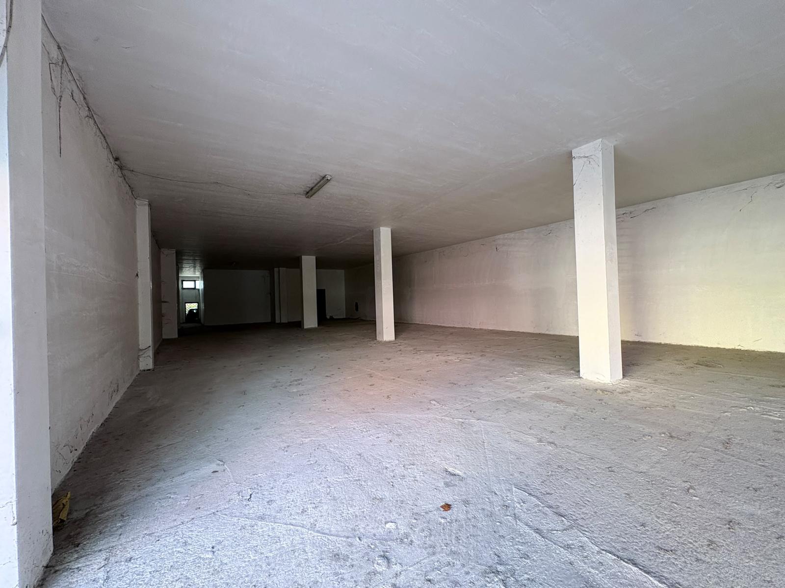 SALARIALOCALE350-Locale commerciale con ampie vetrine e parcheggio privato
