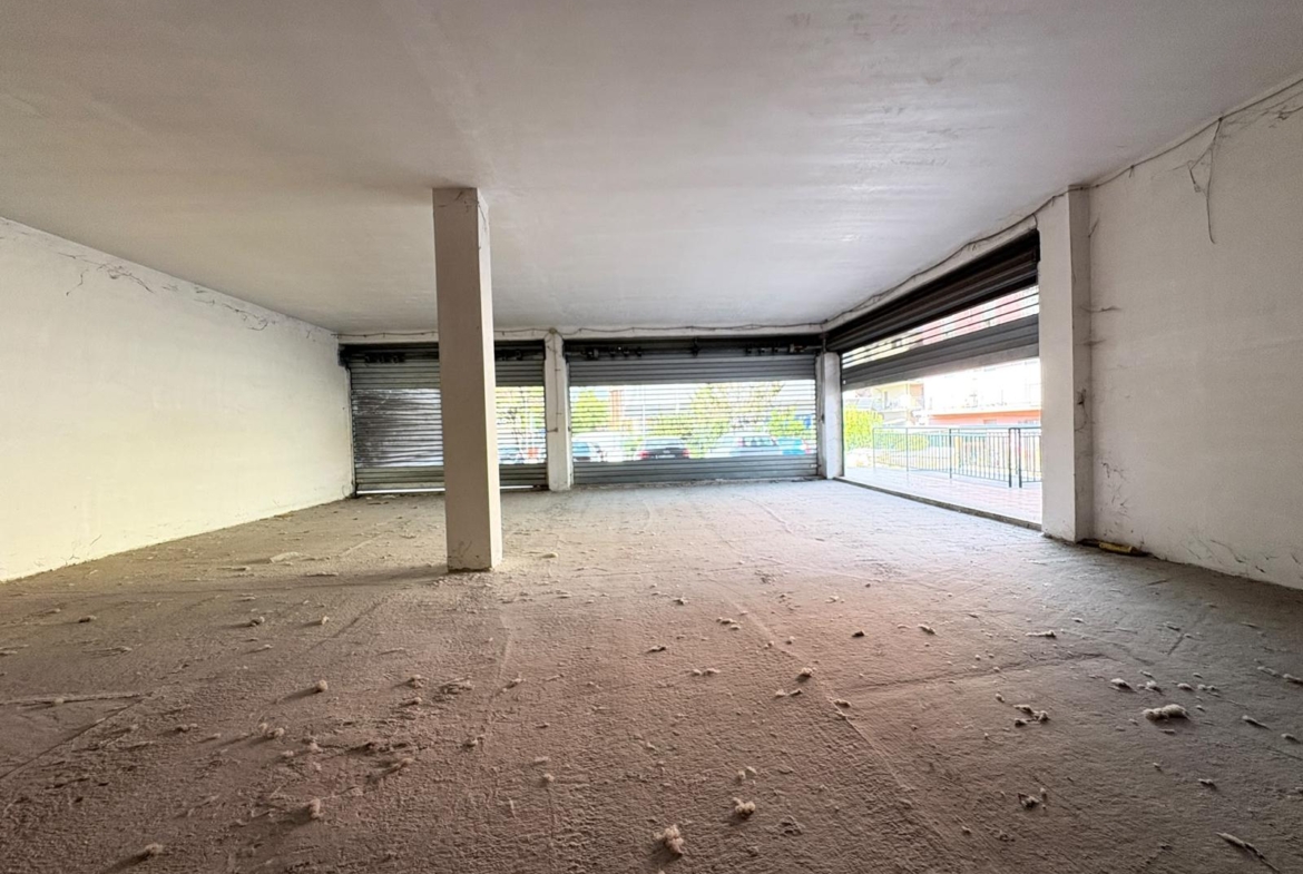 SALARIALOCALE350-Locale commerciale con ampie vetrine e parcheggio privato